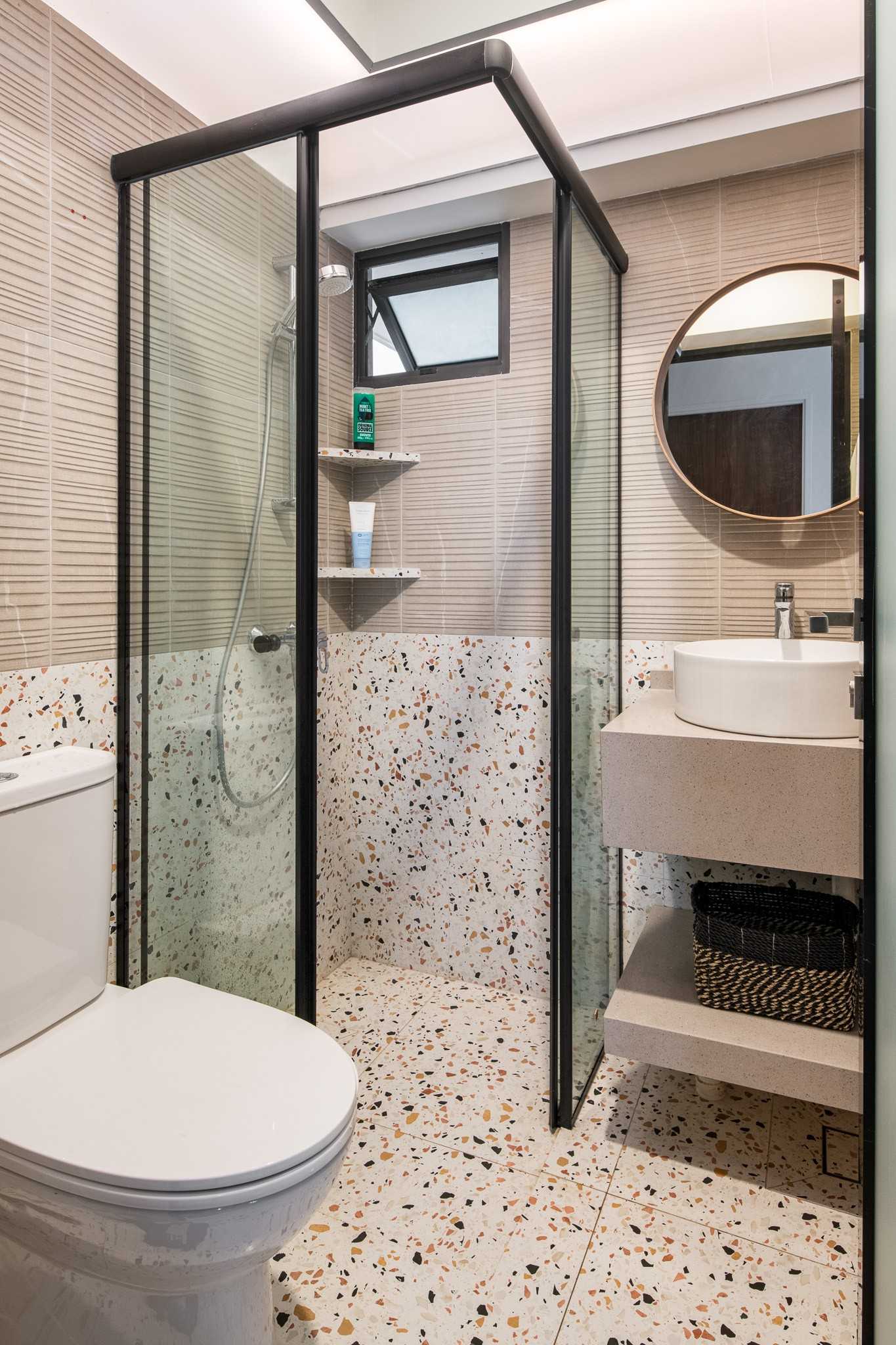 Contemporary Bathroom with Countertop and Homogeneous Tiles