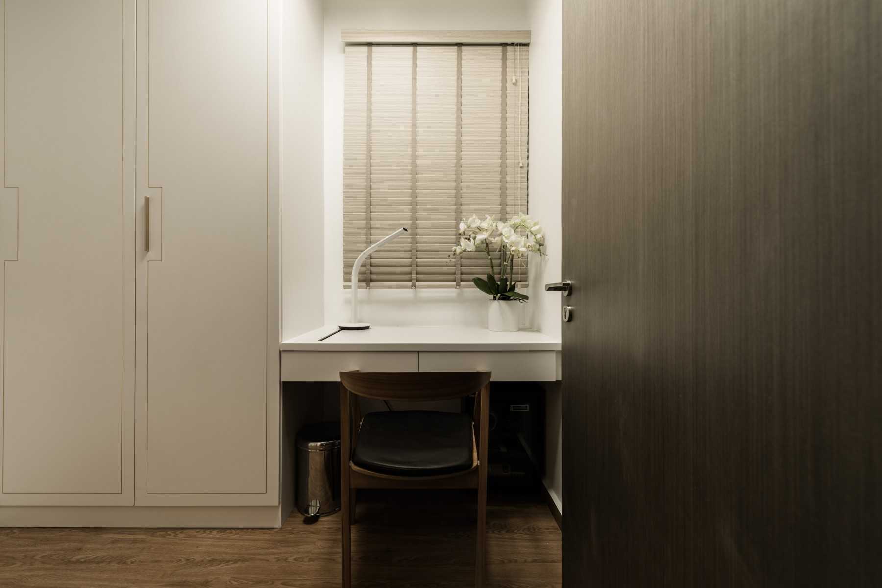 Asian Walk-in Wardrobe with Mirror and Wardrobe