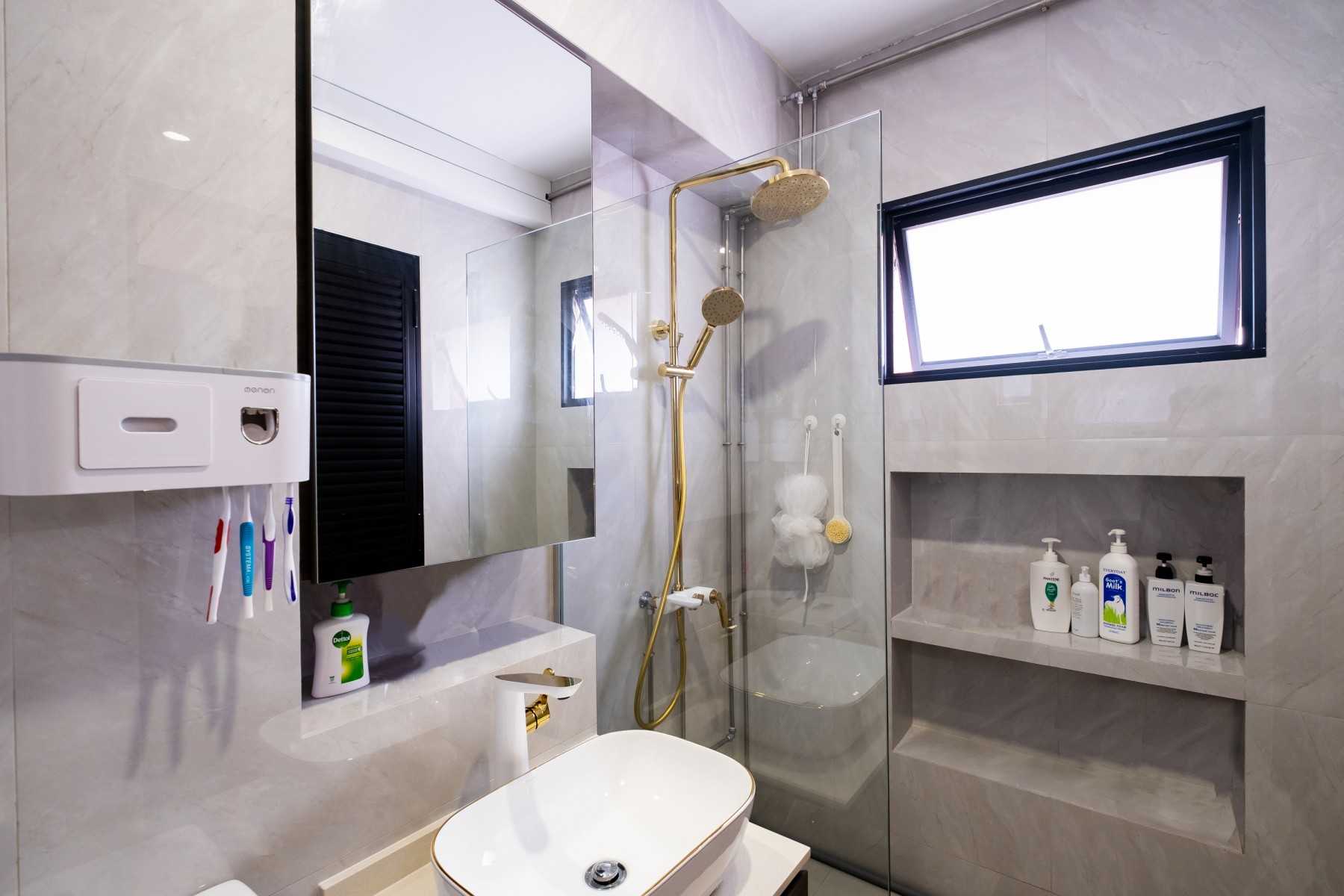 Contemporary Bathroom with Homogeneous Tiles and Mirror