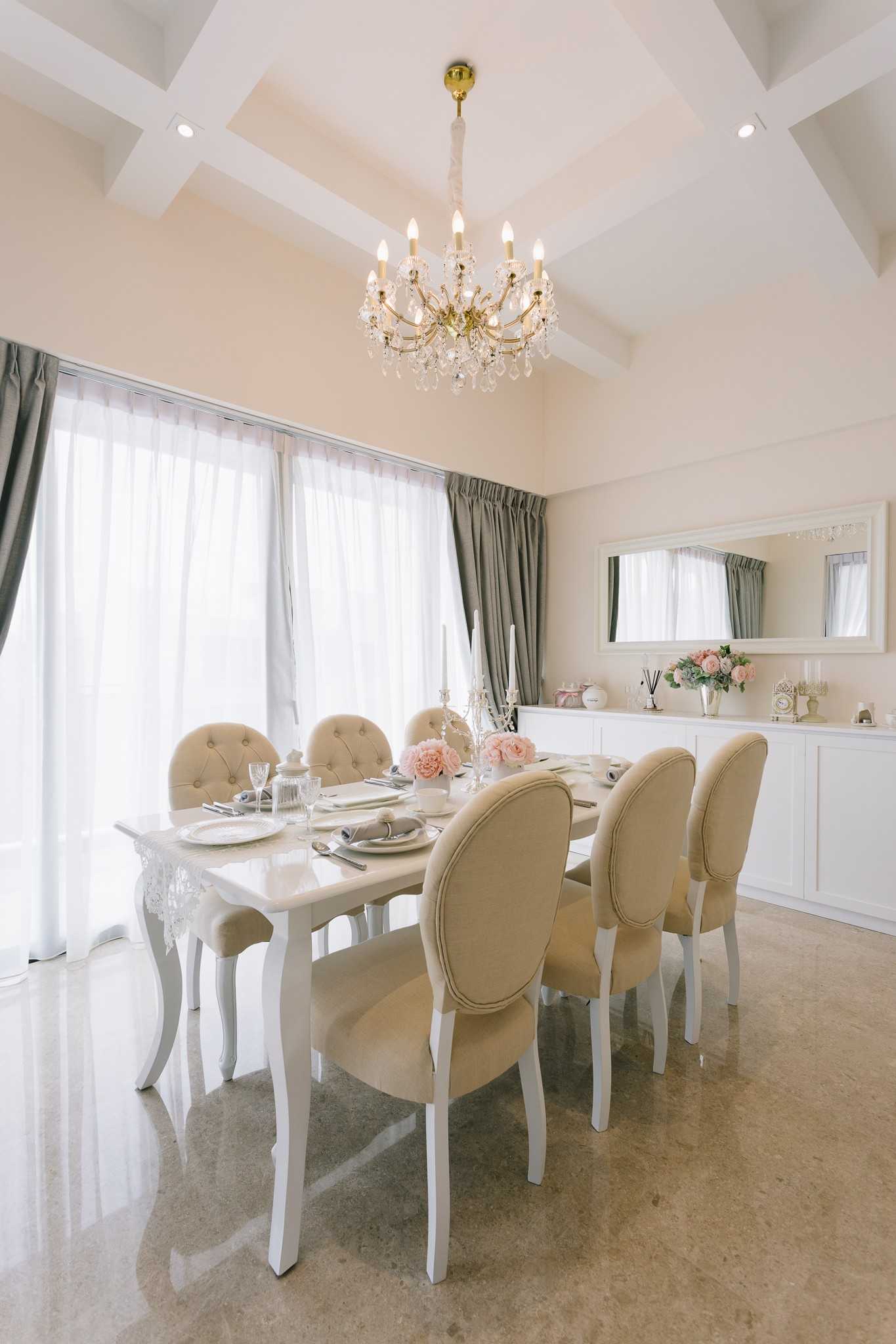Transitional Dining Room with Dining Table and Dining Chairs