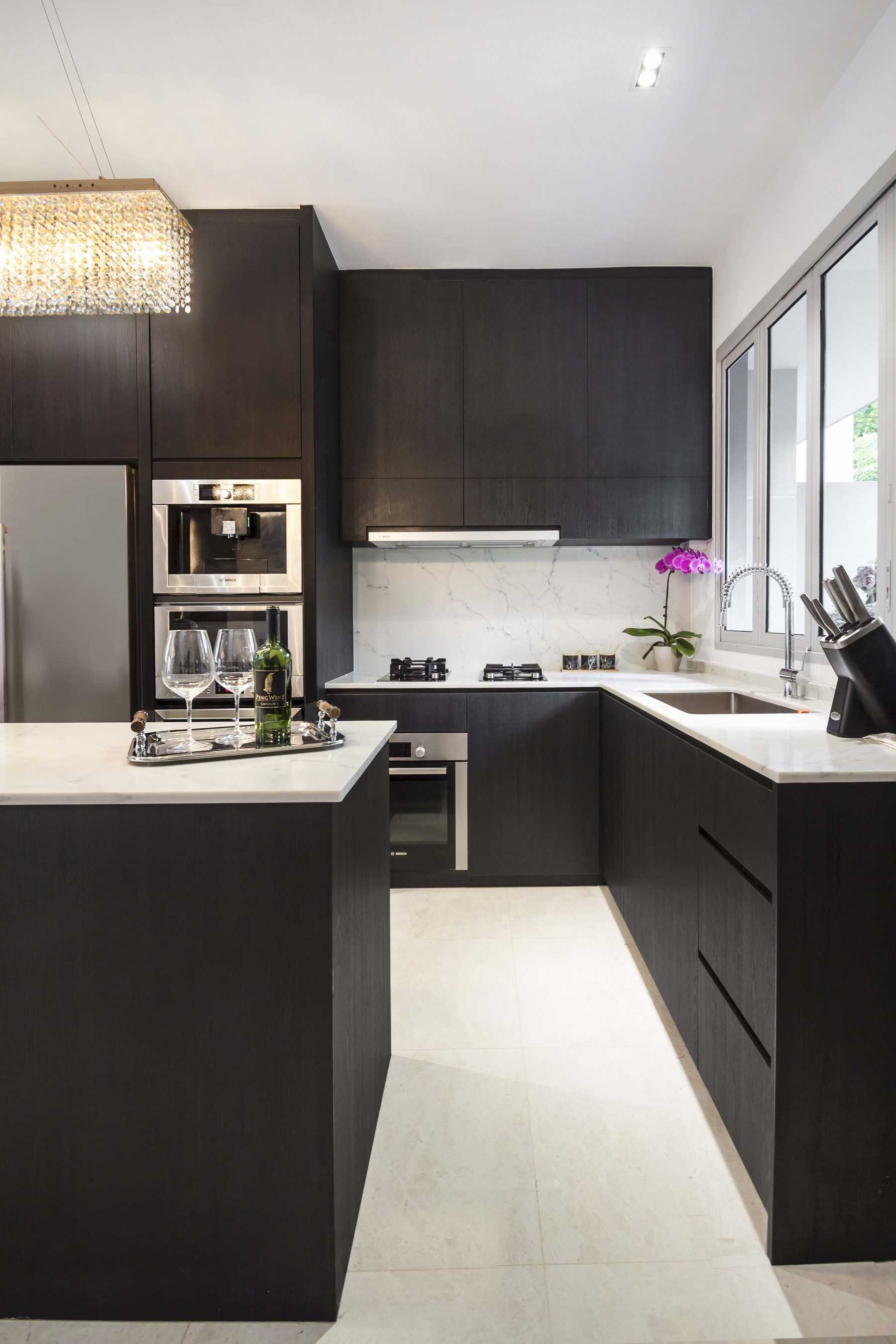 Transitional Kitchen with Kitchen Island and Open Kitchen