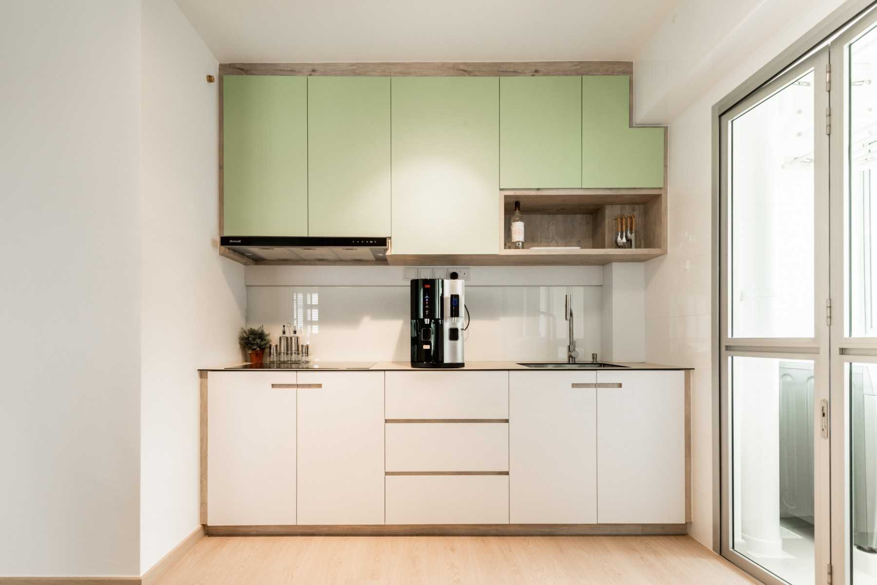 Scandinavian Kitchen with Vinyl Flooring and Open Kitchen