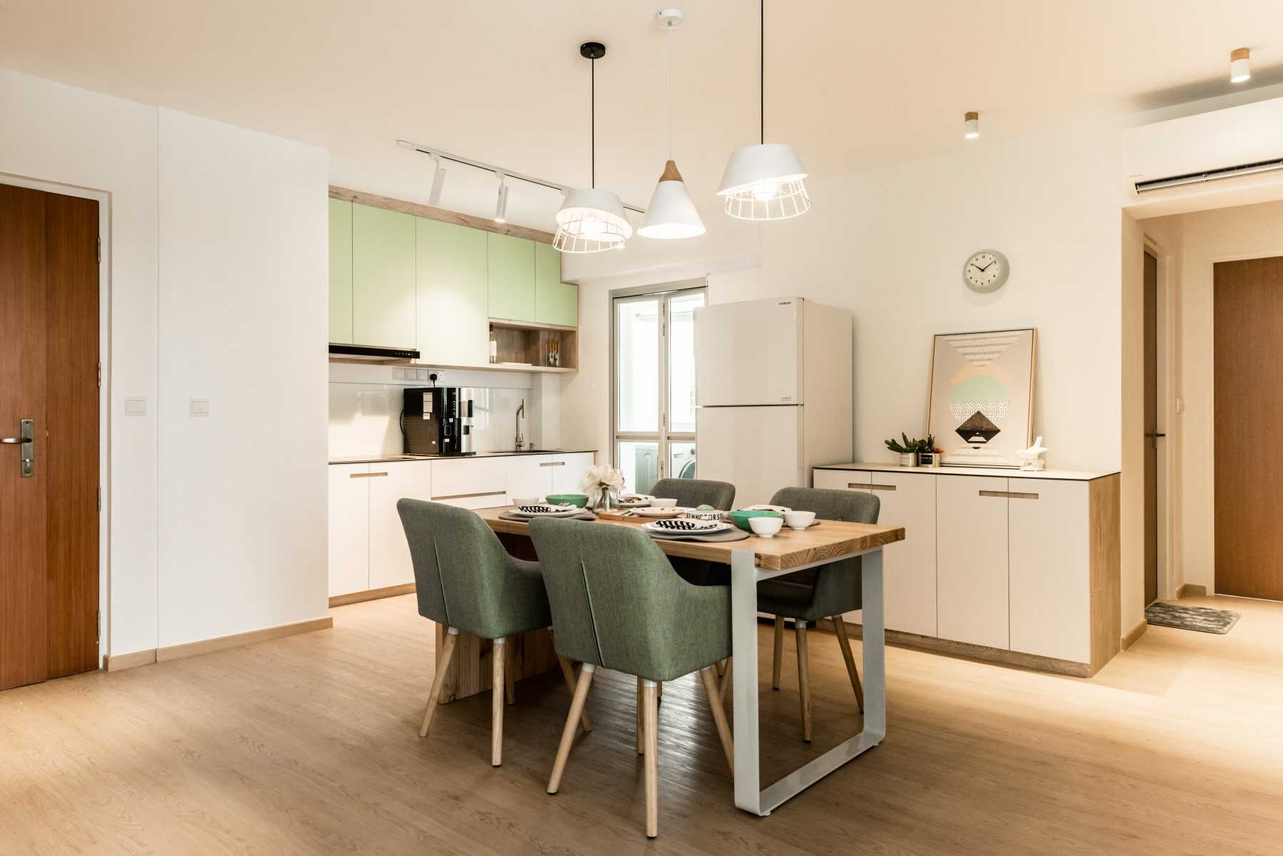 Scandinavian Dining Room with Dining Table and Dining Chairs