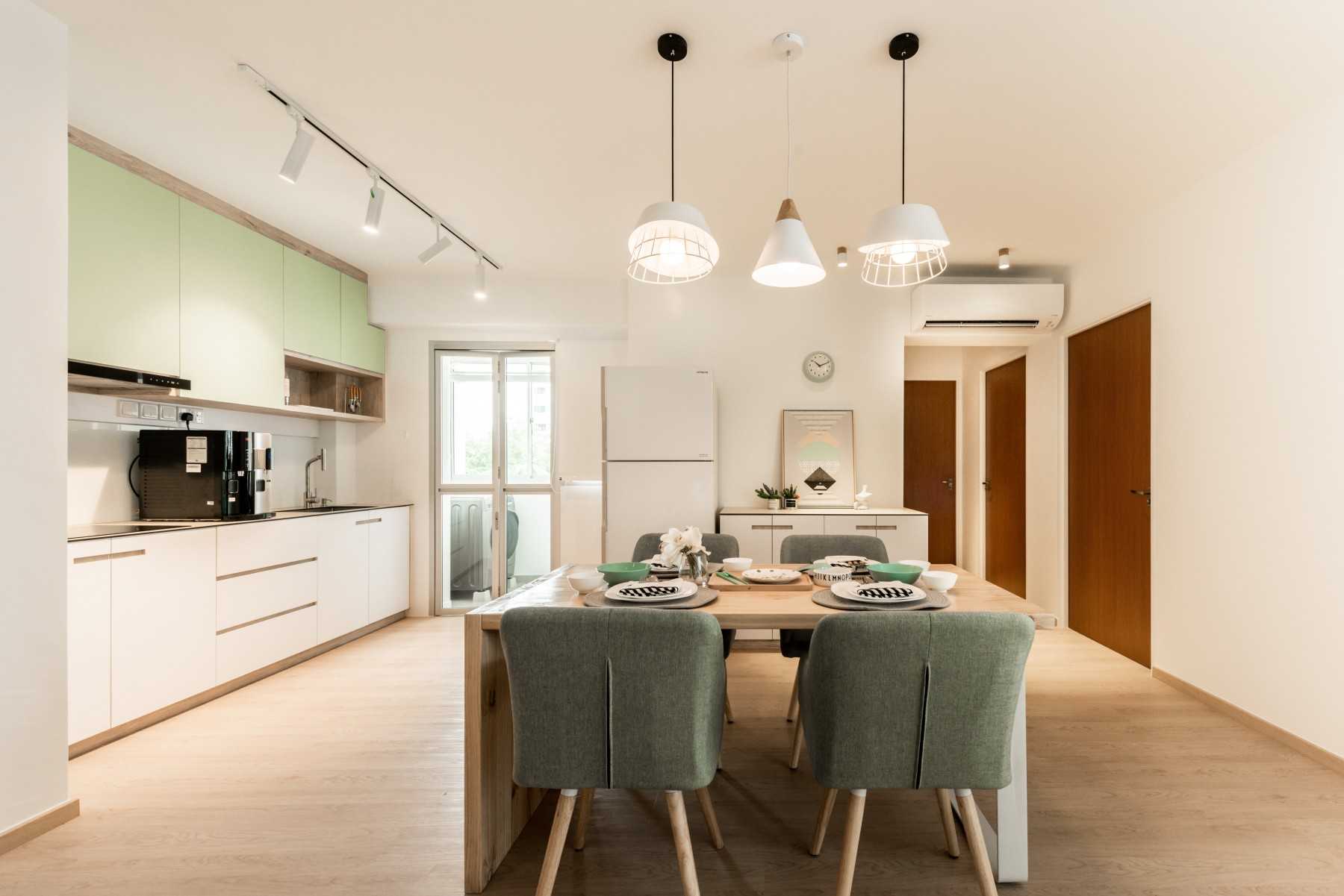 Scandinavian Dining Room with Cove Lighting and Dining Table