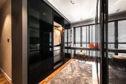 Contemporary Walk-in Wardrobe at Sky Terrace @ Dawson
