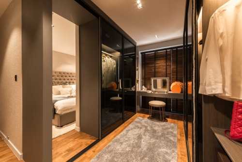 Contemporary Walk-in Wardrobe at Sky Terrace @ Dawson