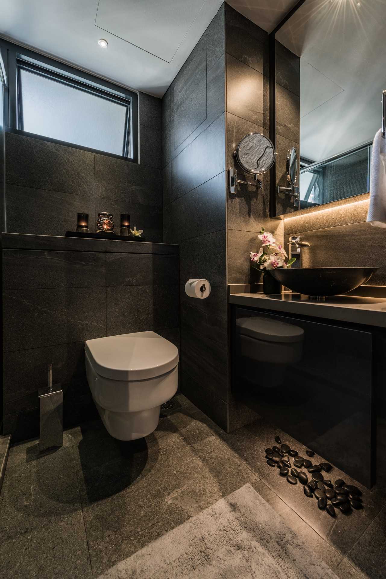 Contemporary Bathroom with Mirror and Bathroom Storage