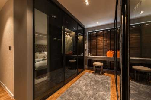 Contemporary Walk-in Wardrobe at Sky Terrace @ Dawson
