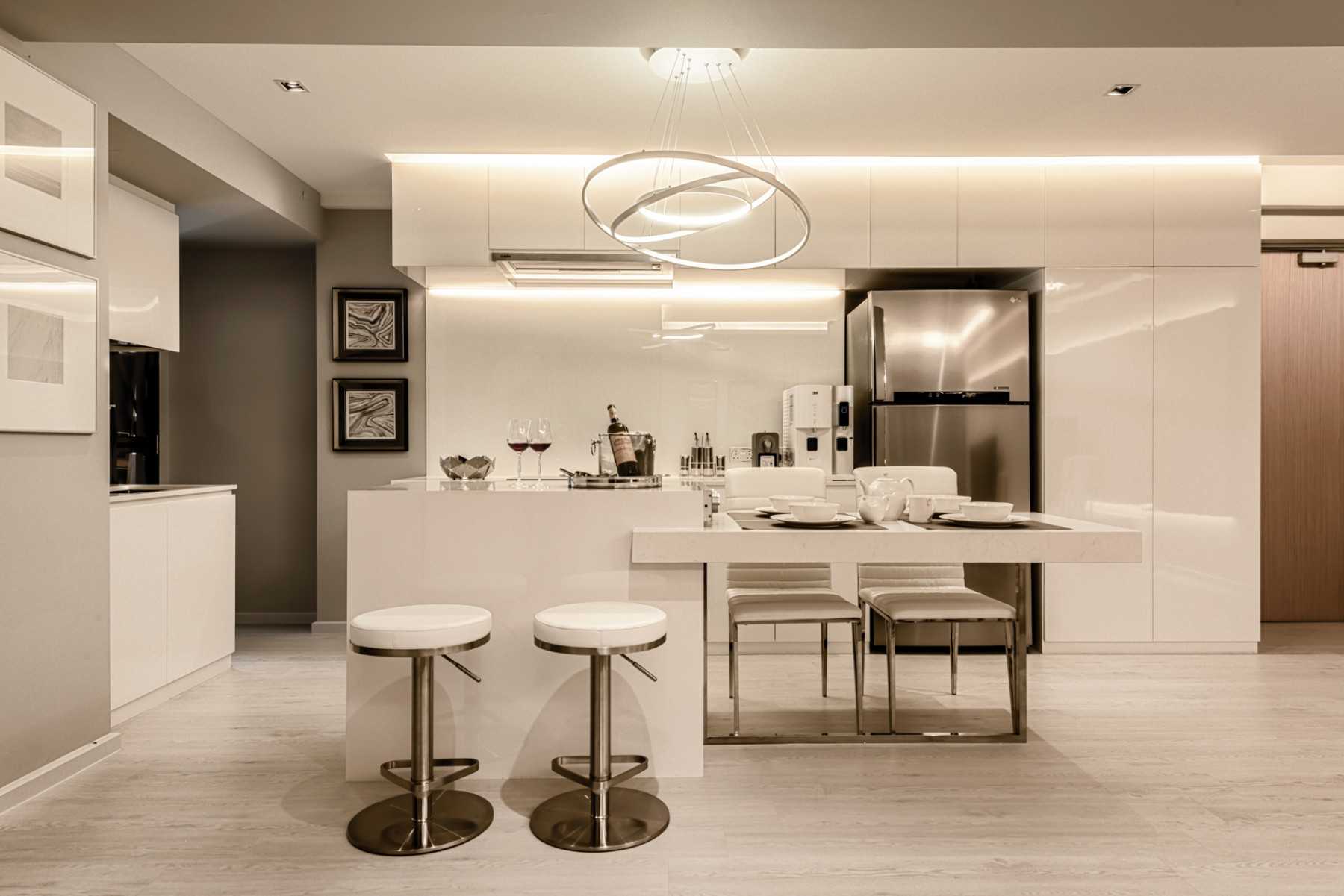 Contemporary Kitchen with Open Kitchen and Breakfast Counter