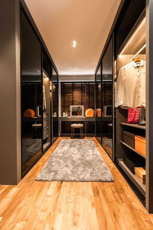 Contemporary Walk-in Wardrobe at Sky Terrace @ Dawson
