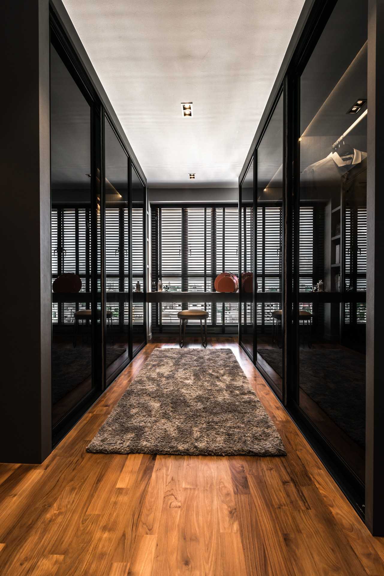 Contemporary Walk-in Wardrobe with Mirror and Wardrobe