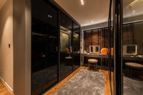 Contemporary Walk-in Wardrobe at Sky Terrace @ Dawson