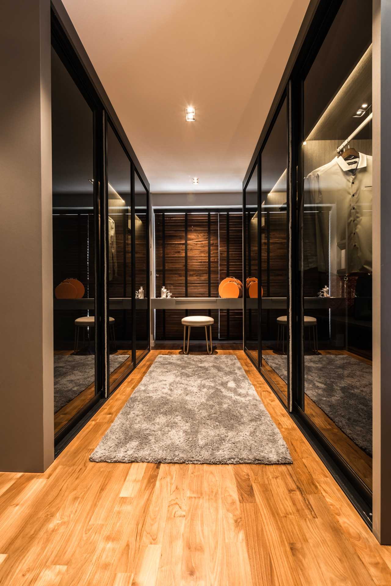 Contemporary Walk-in Wardrobe with Mirror and Wardrobe
