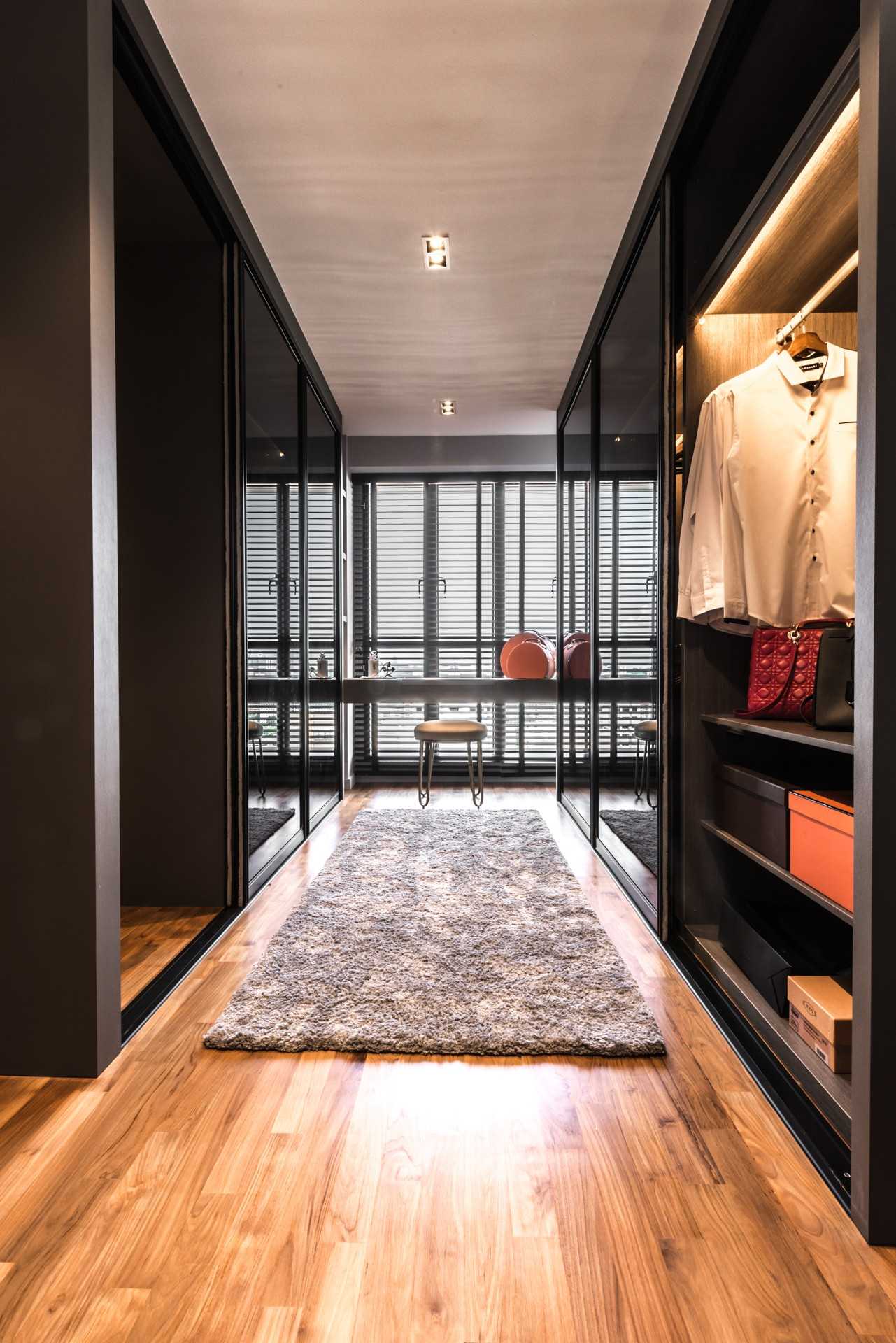 Contemporary Walk-in Wardrobe with Mirror and Wardrobe