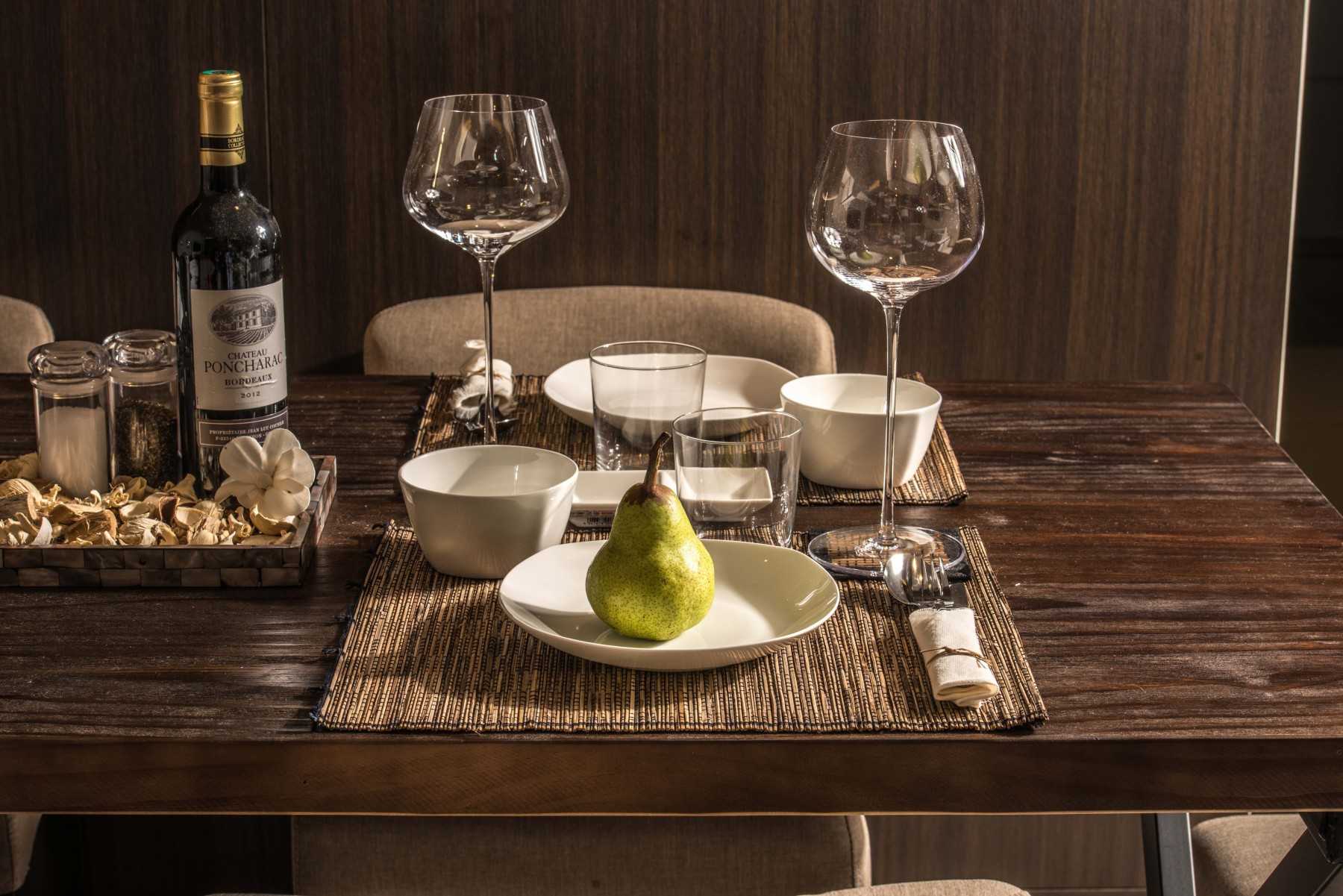 Contemporary Dining Room with Dining Table and Dining Chairs