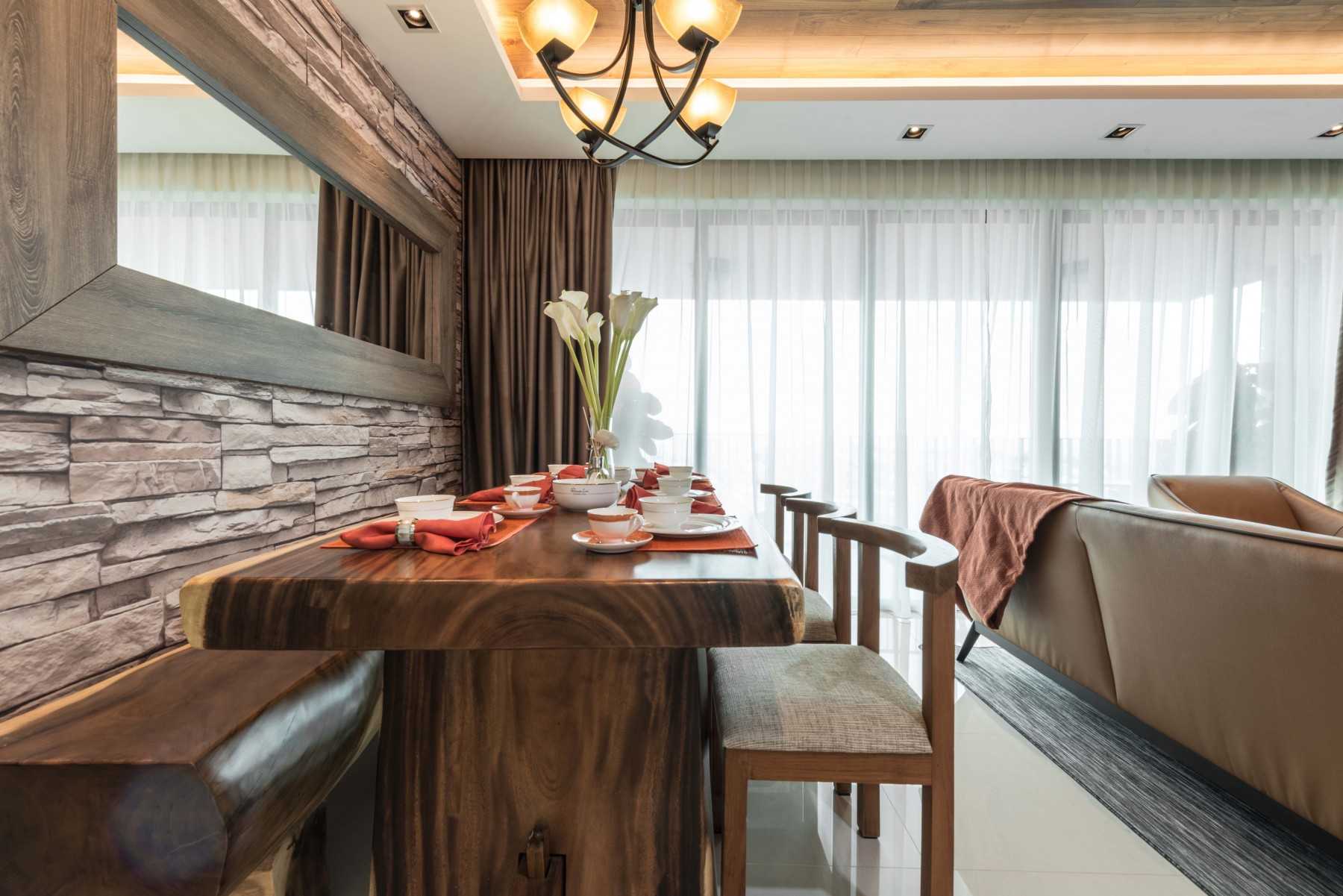 Modern Dining Room with Dining Table and Dining Chairs