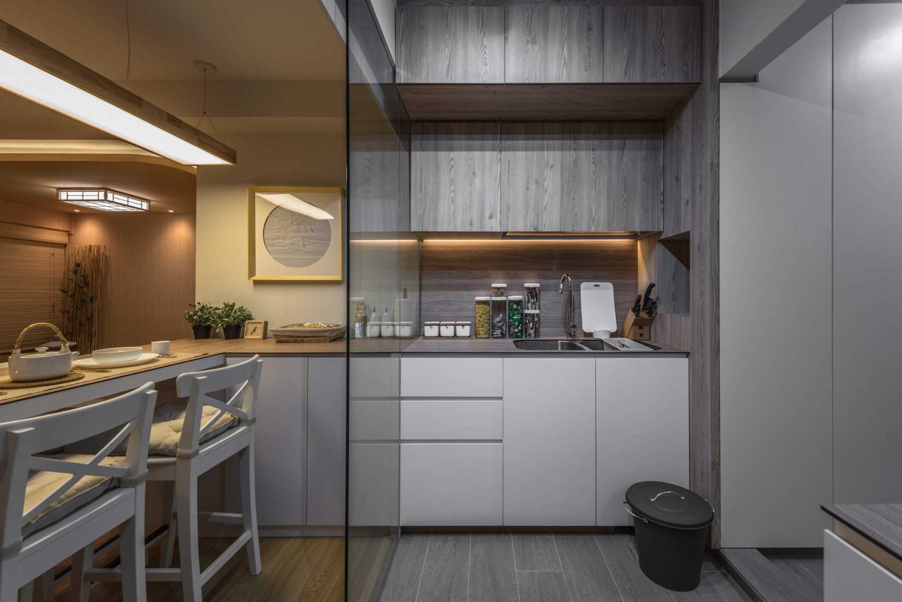 Asian Kitchen with Vinyl Flooring and Kitchen Backsplash