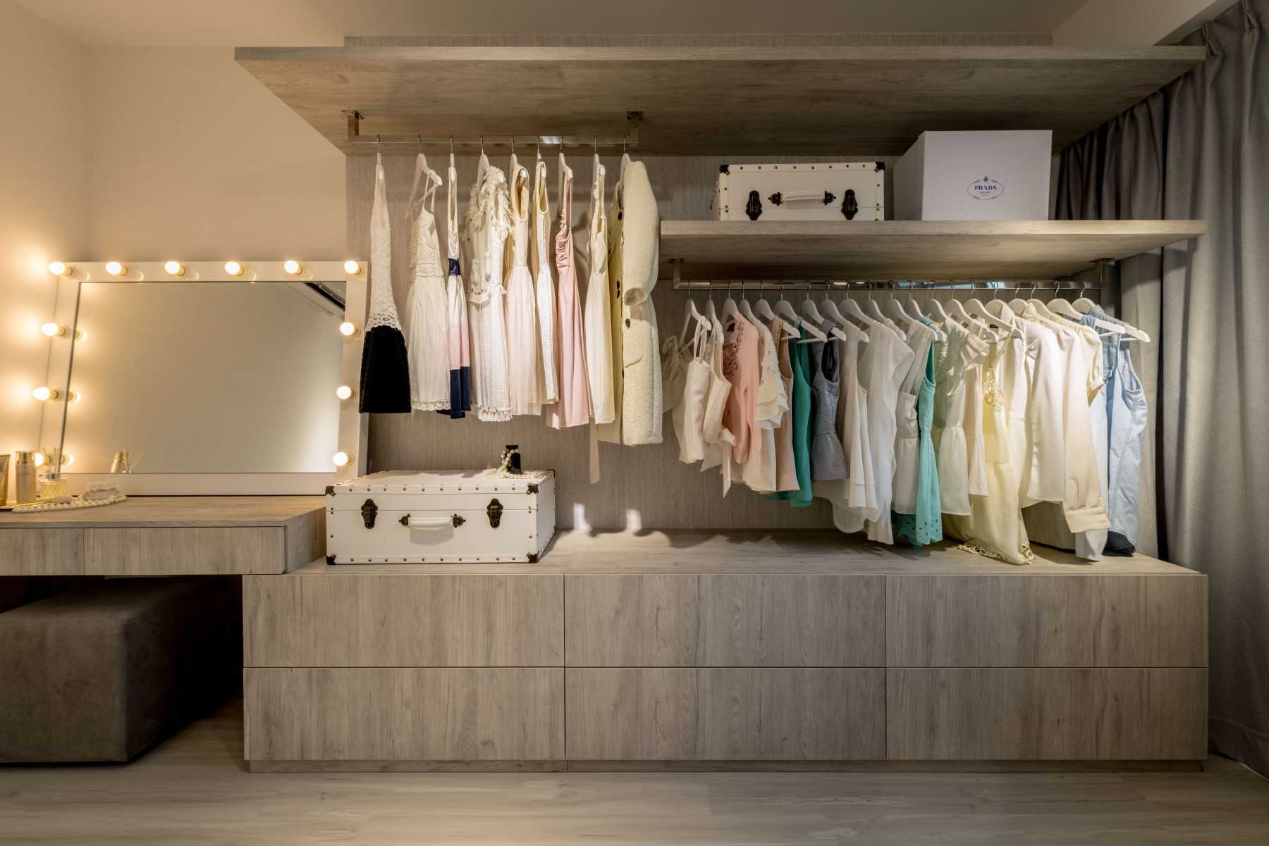 Scandinavian Walk-in Wardrobe with Mirror and Wardrobe