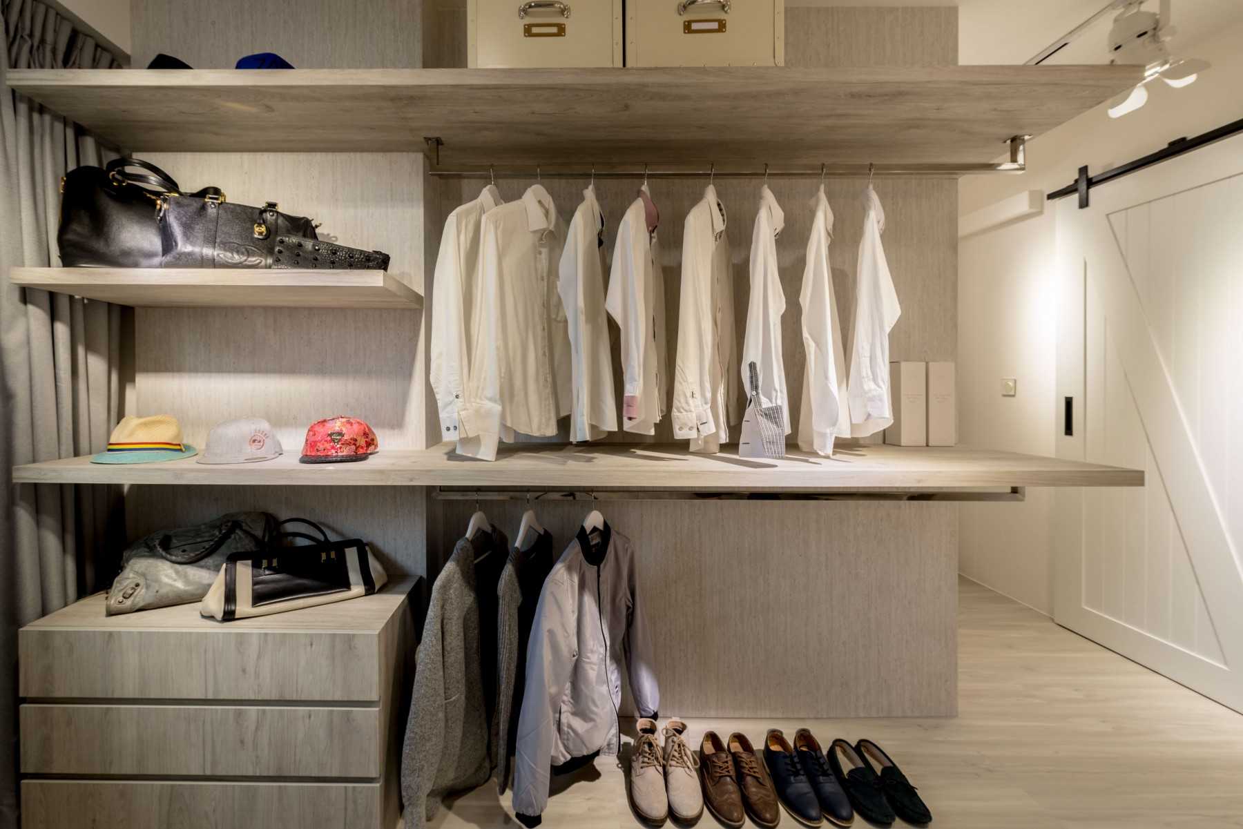 Scandinavian Walk-in Wardrobe with Mirror and Wardrobe