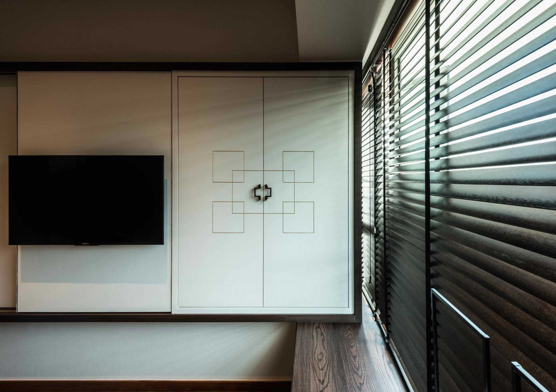 Asian Bedroom with Bay Window and Cove Lighting
