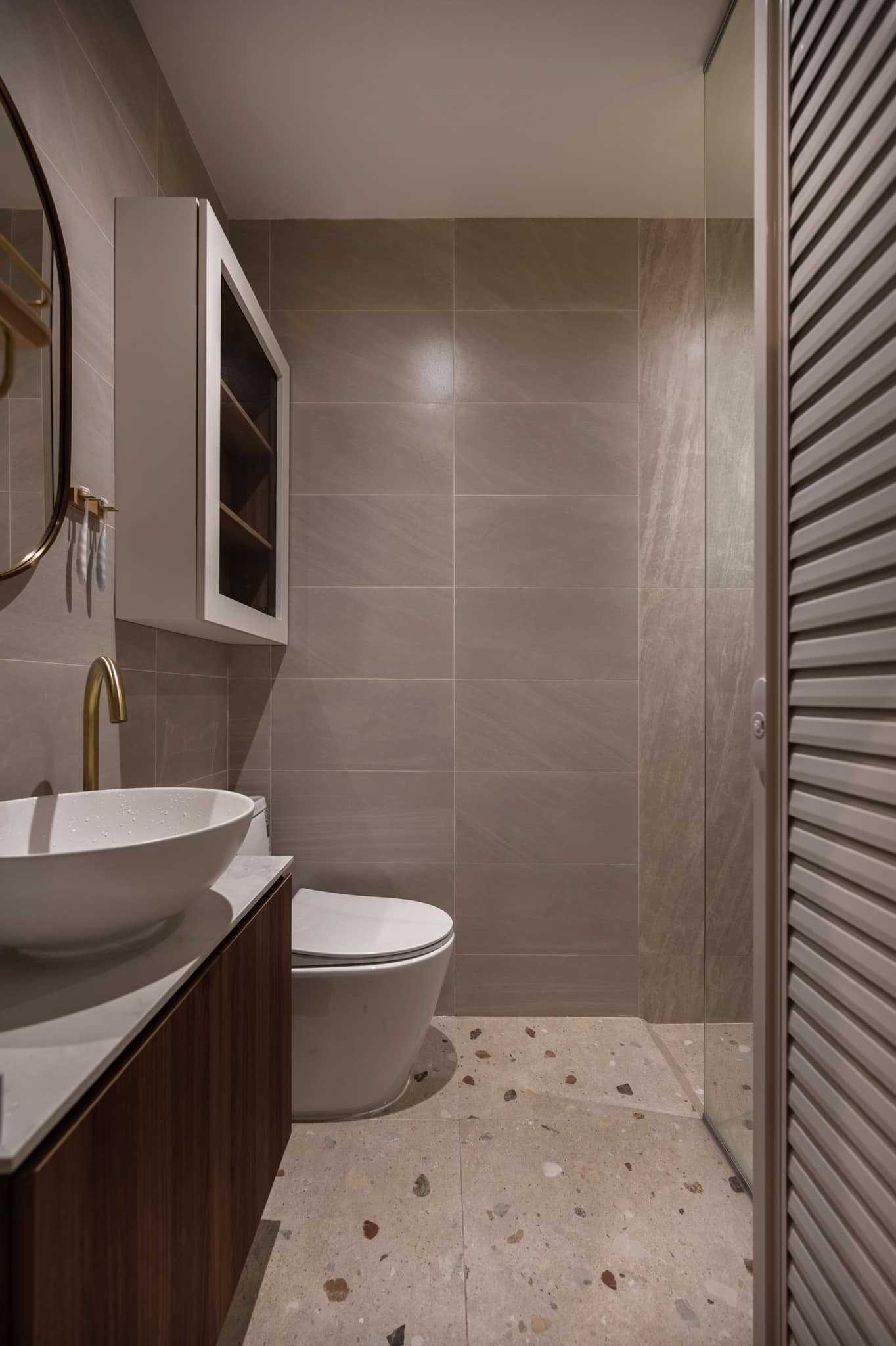 Scandinavian Bathroom with Homogeneous Tiles and Wood Flooring