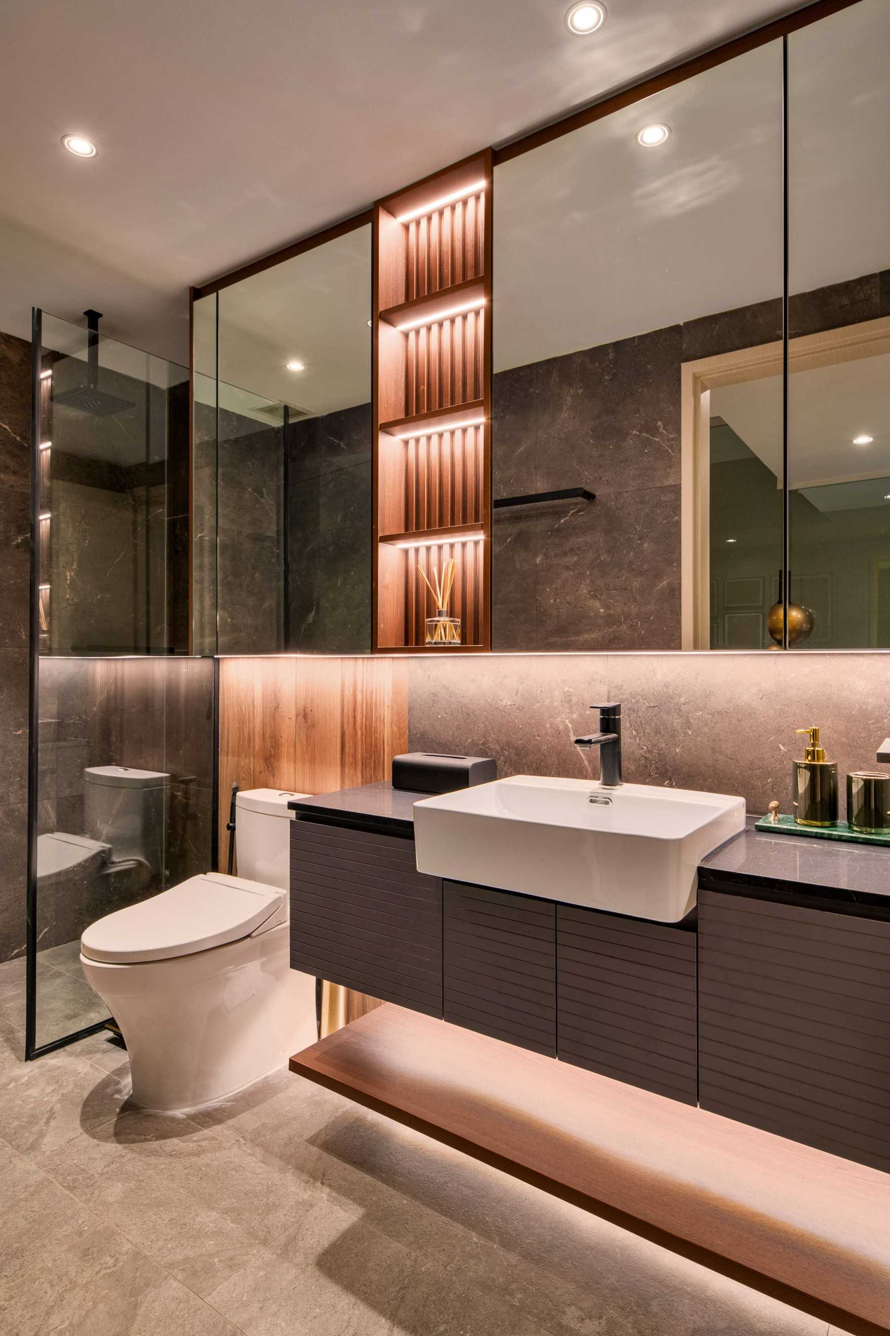 Modern Bathroom with Countertop and Homogeneous Tiles