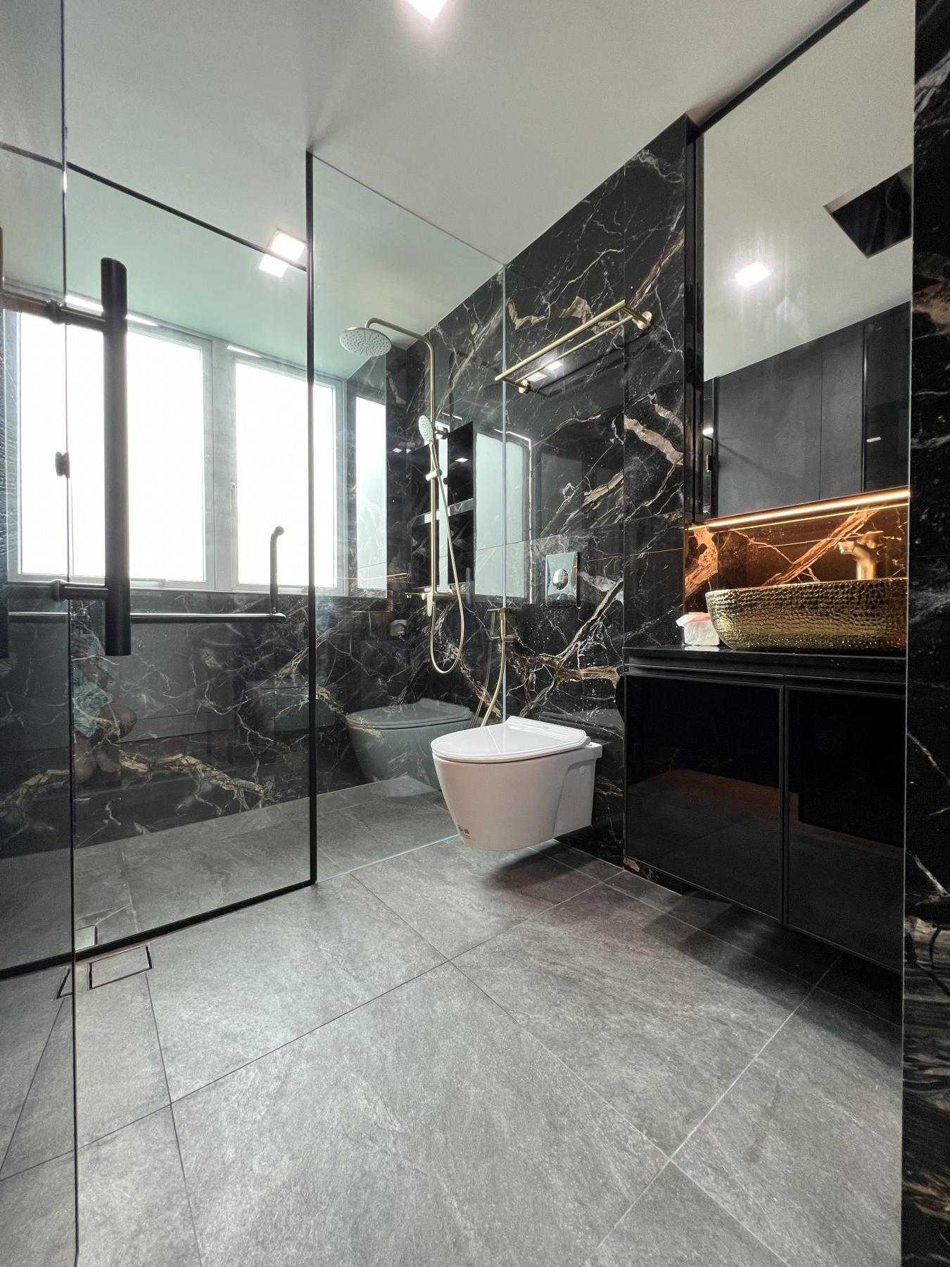 Modern Bathroom with Homogeneous Tiles and Mirror