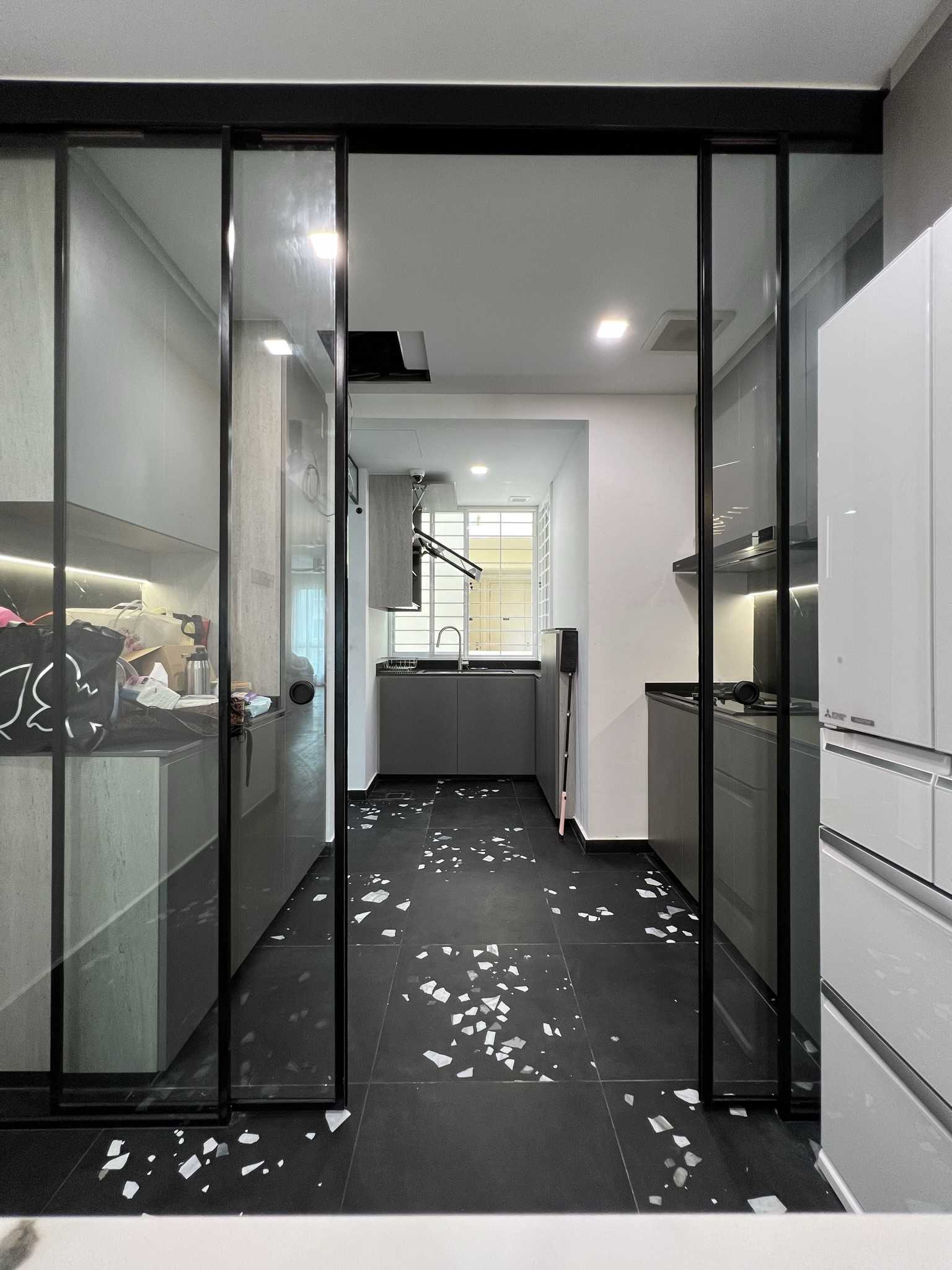 Modern Kitchen with Countertop and Homogeneous Tiles