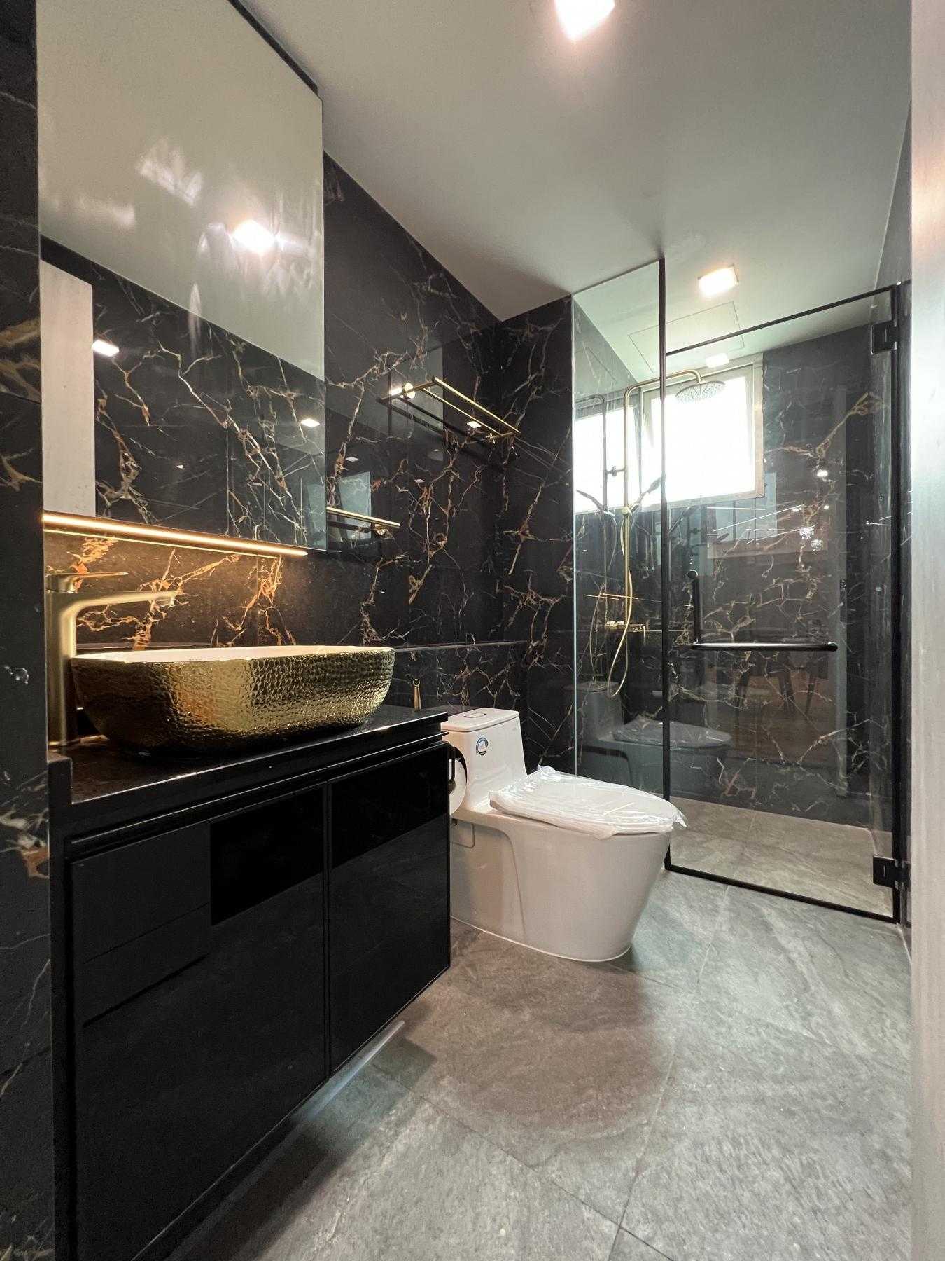Modern Bathroom with Homogeneous Tiles and Mirror
