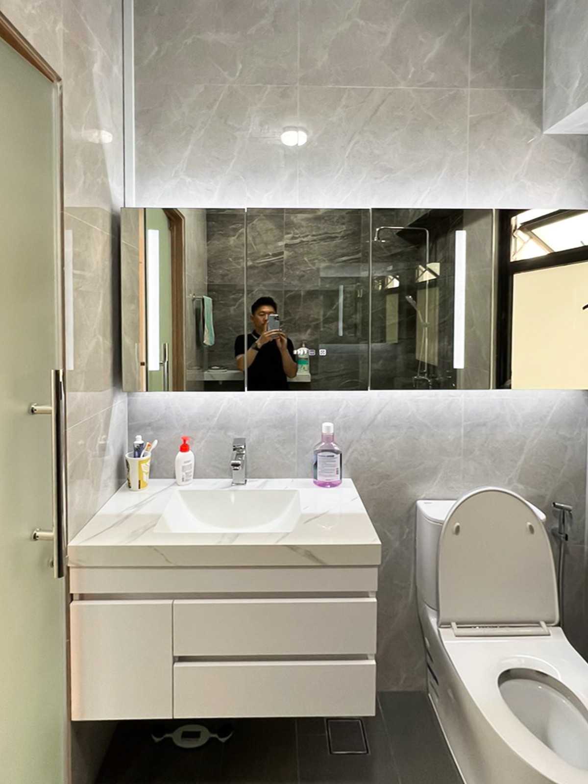 Modern Bathroom with Mirror and Bathroom Storage