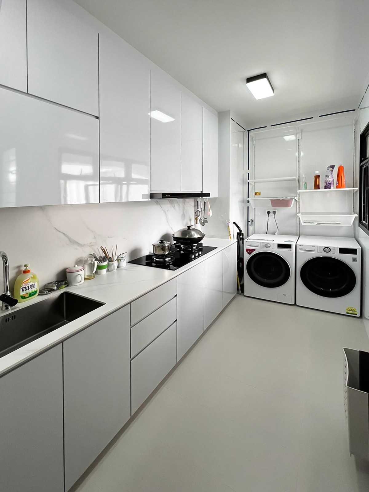 Modern Kitchen with Kitchen Window and Kitchen Backsplash