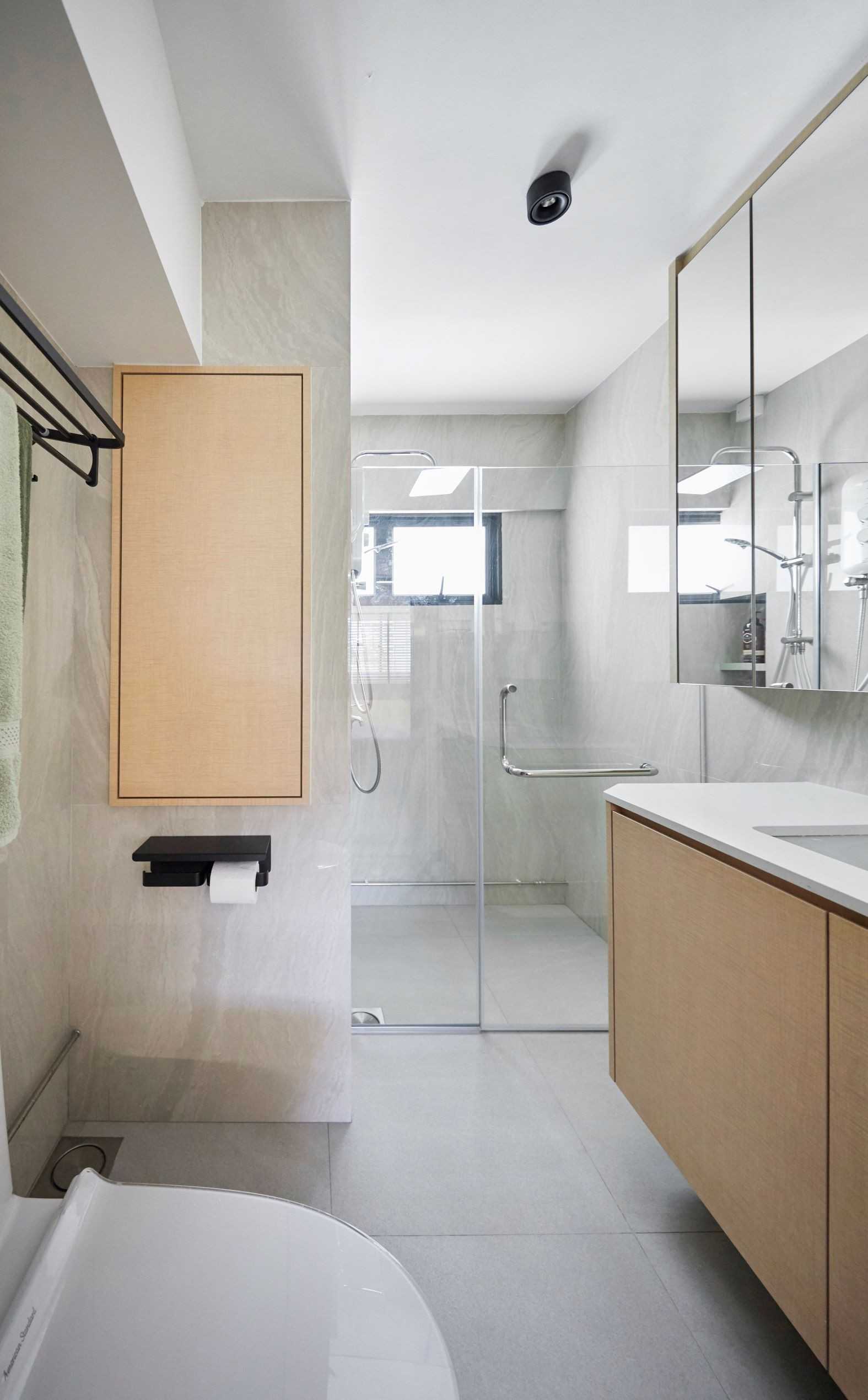 Modern Bathroom with Countertop and Cement Floor