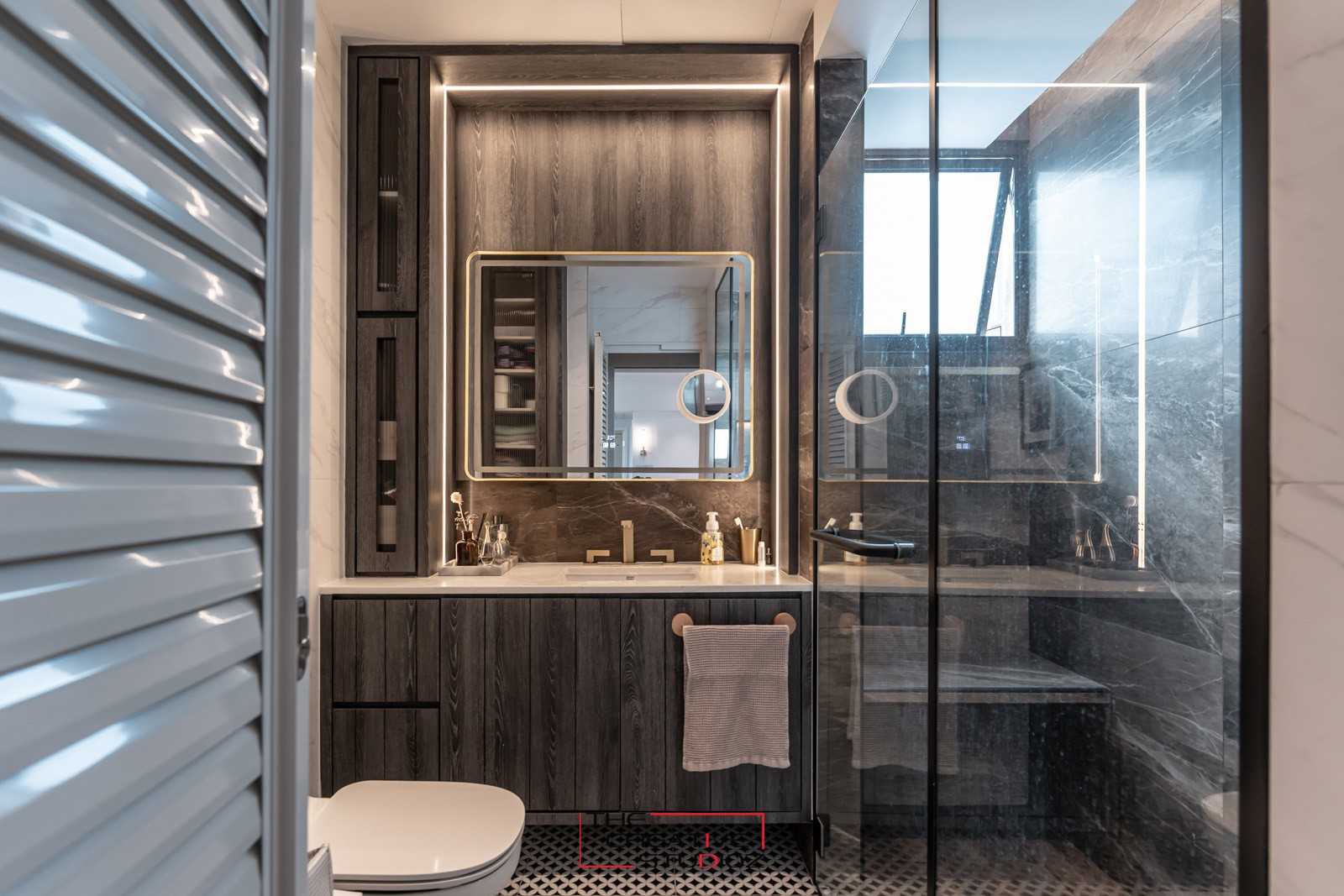 Contemporary Bathroom with Homogeneous Tiles and Mirror