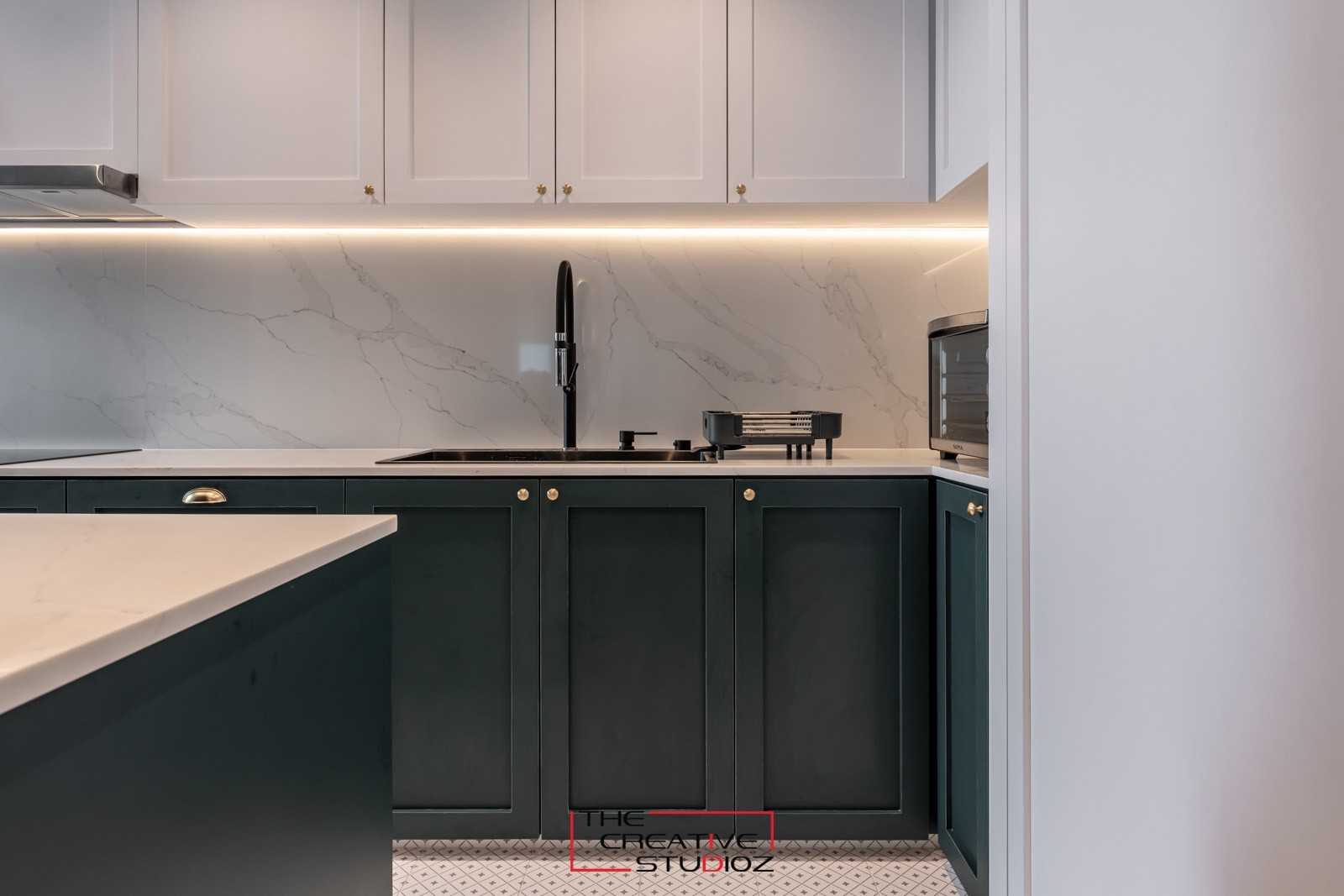 Contemporary Kitchen with Homogeneous Tiles and Kitchen Backsplash