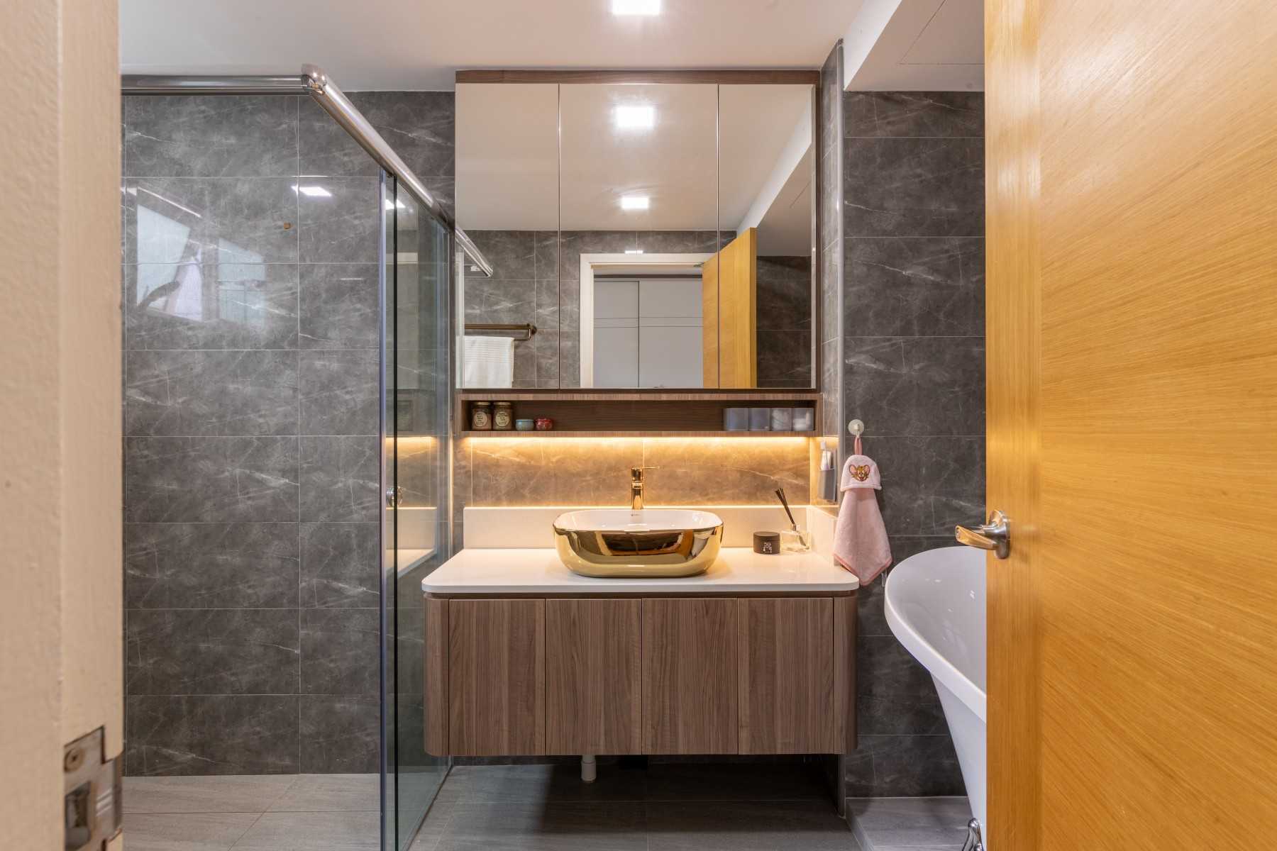 Contemporary Bathroom with Mirror and Bathroom Storage