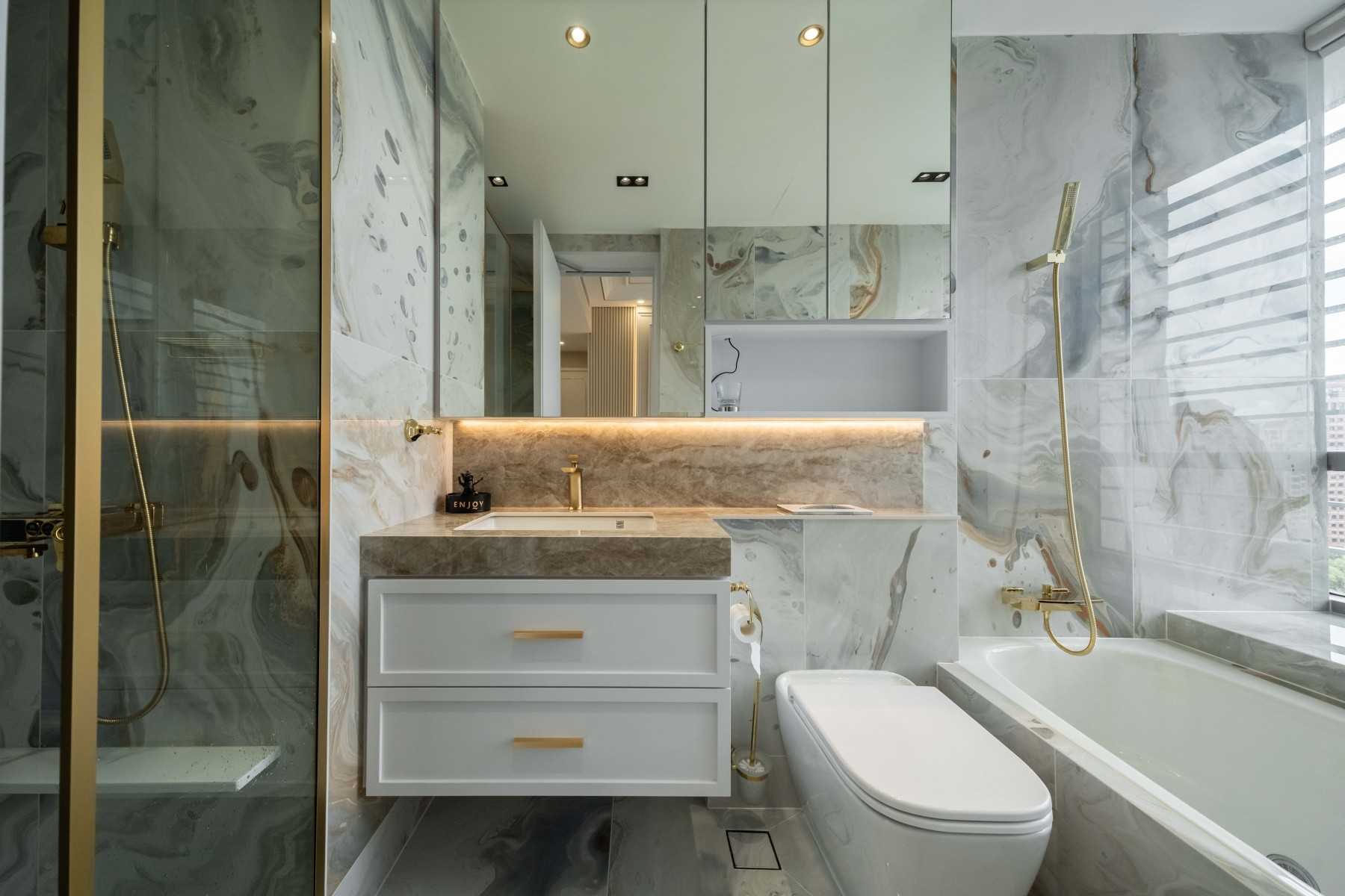 Modern Bathroom with Vinyl Flooring and Bathtub