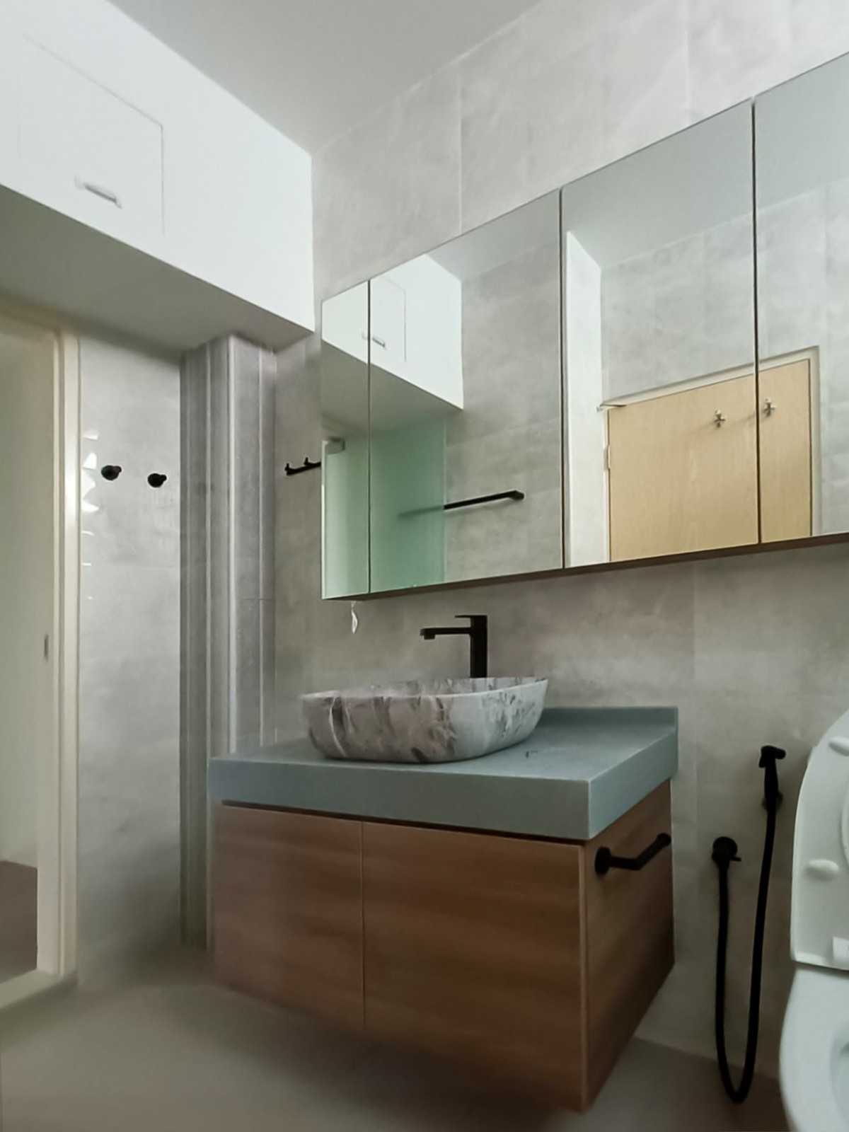 Scandinavian Bathroom with Mirror and Bathroom Storage