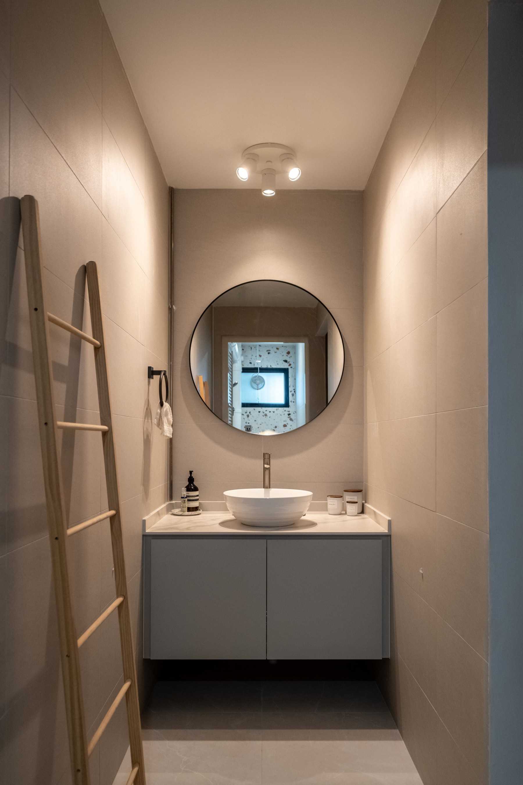 Contemporary Bathroom with Vinyl Flooring and Mirror