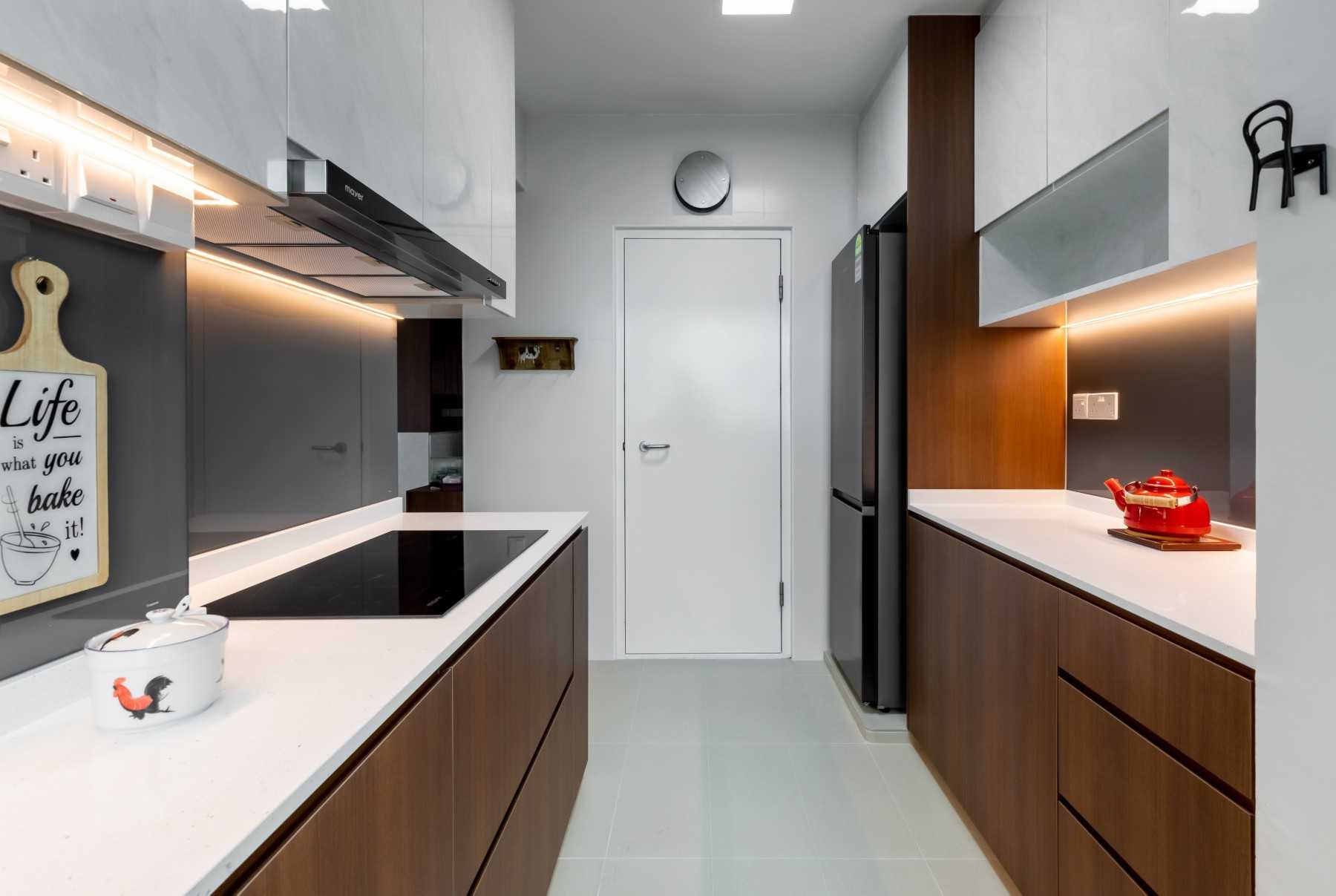 Transitional Kitchen with Countertop and Kitchen Cabinets