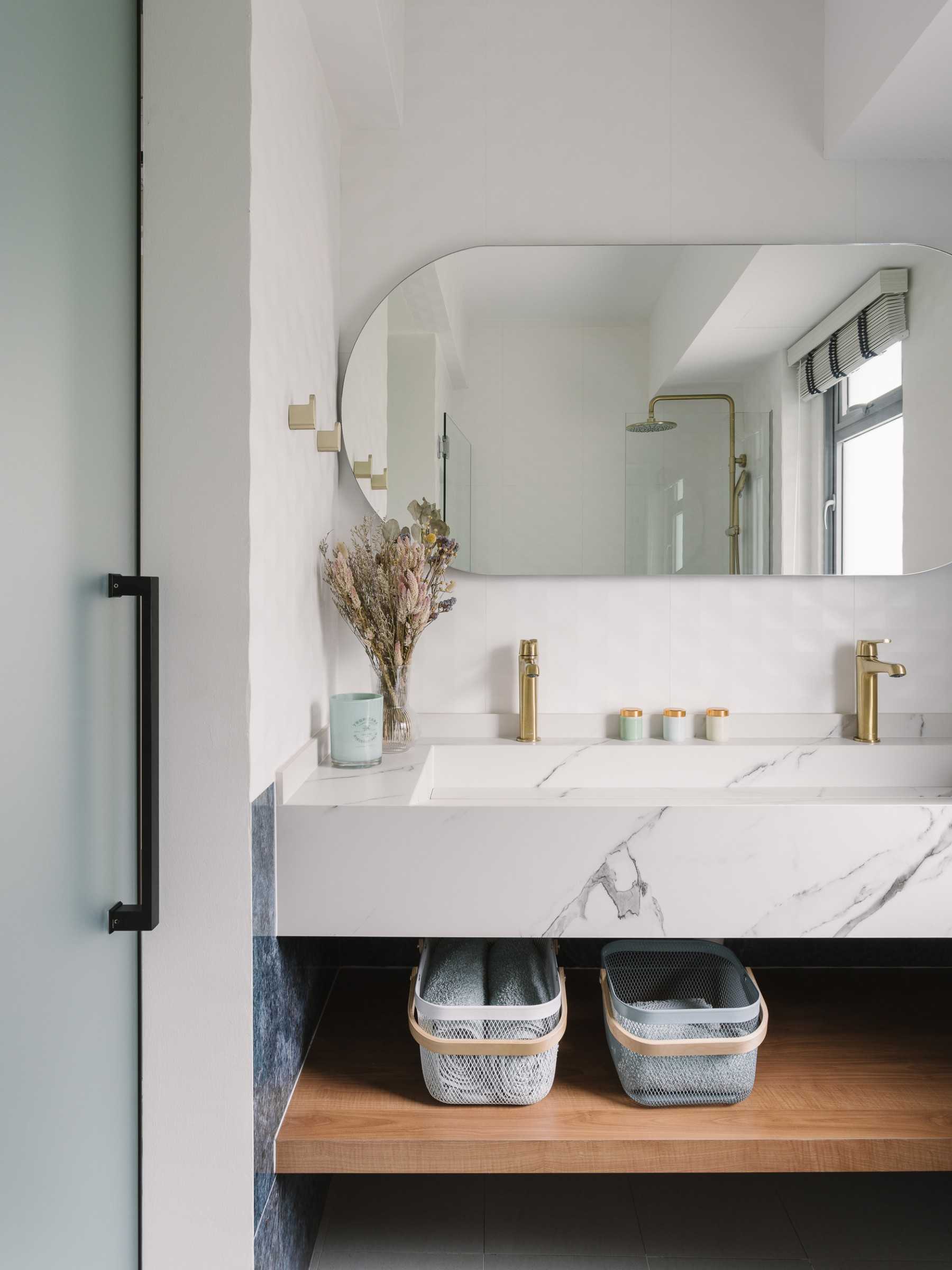Contemporary Bathroom with Mirror and Bathroom Storage