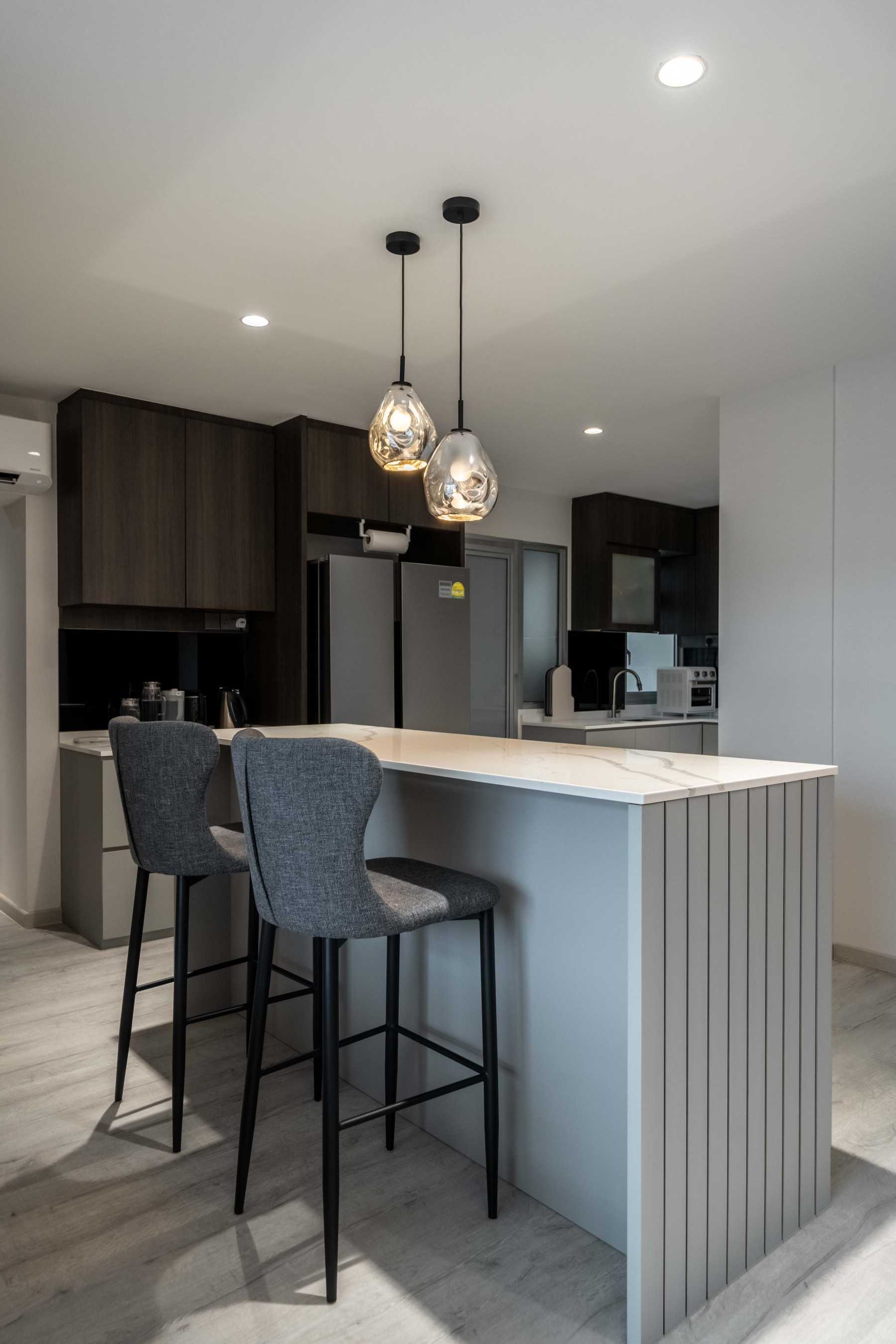 Modern Dining Room with Drop Ceiling and Dining Table