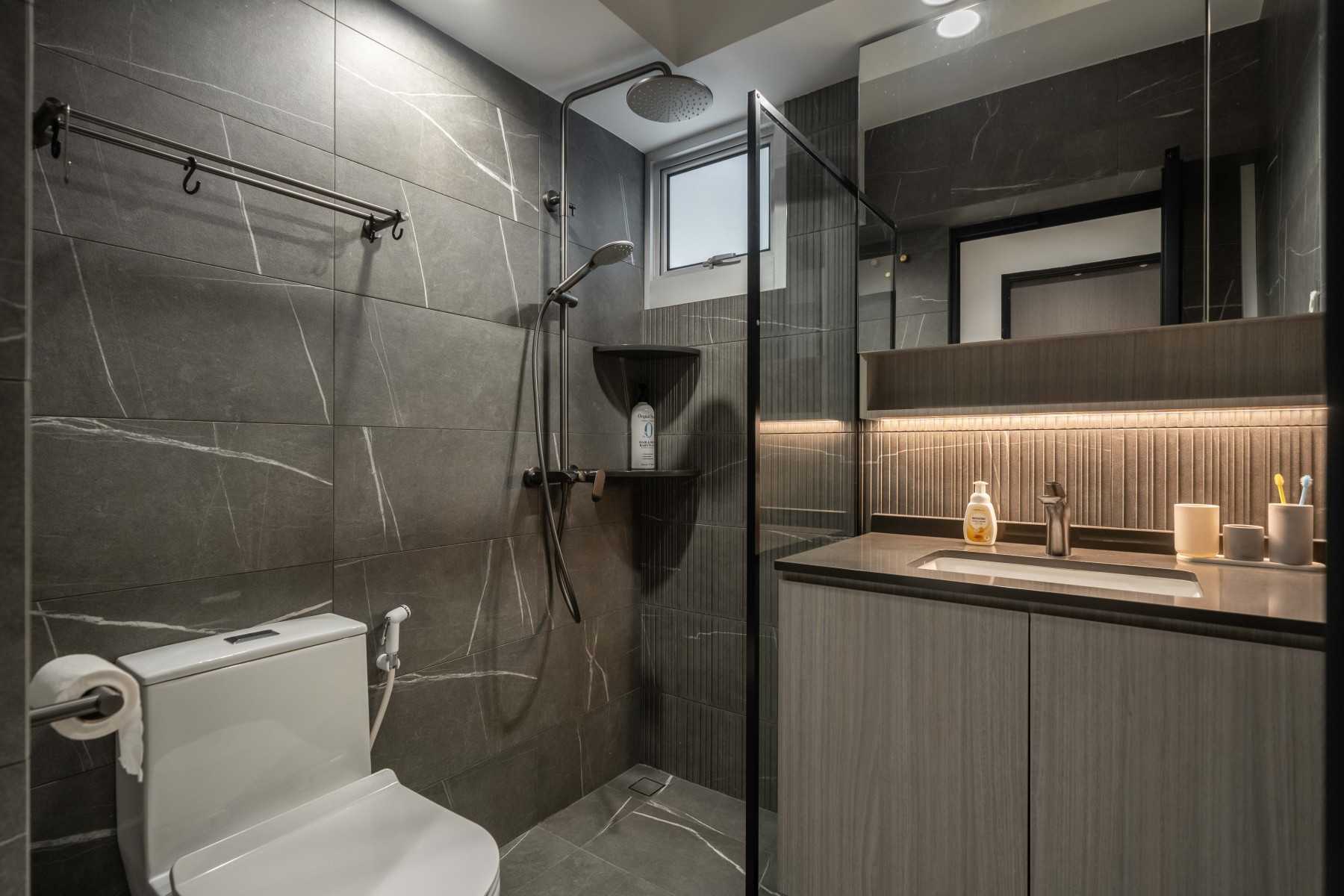 Modern Bathroom with Homogeneous Tiles and Laundry Baskets