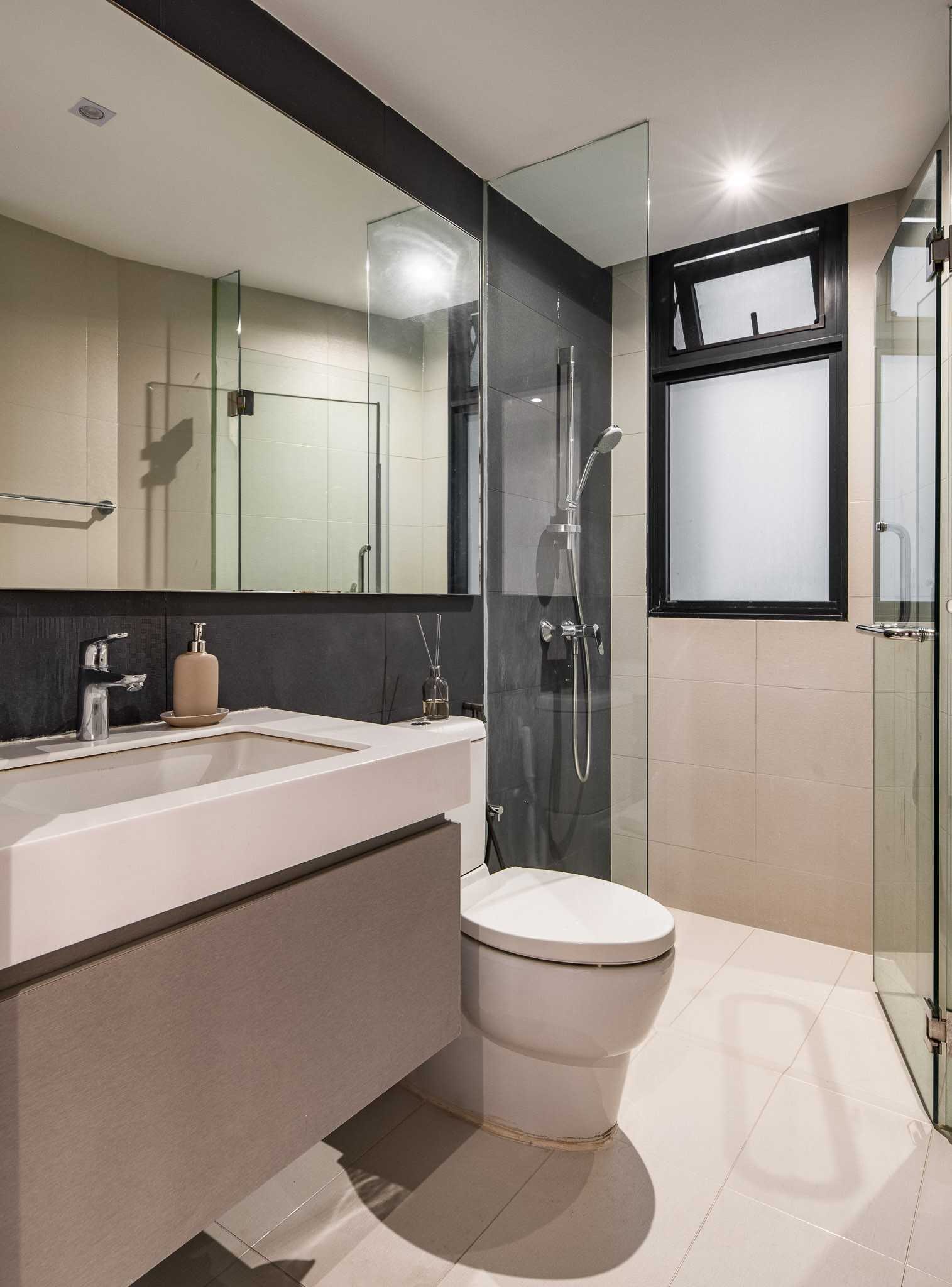 Contemporary Bathroom with Countertop and Homogeneous Tiles