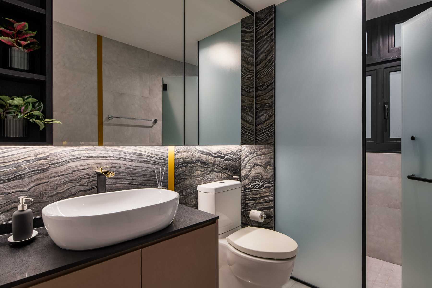 Contemporary Bathroom with Countertop and Homogeneous Tiles