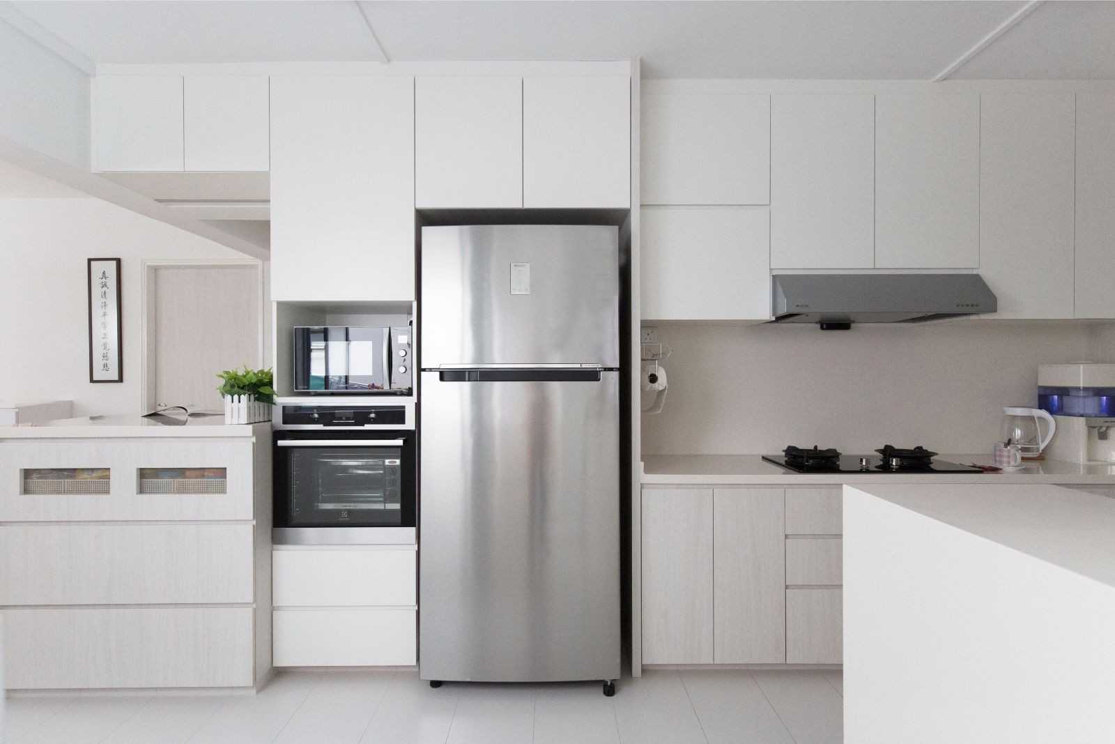 Minimalist Kitchen with Breakfast Counter and Kitchen Accessories