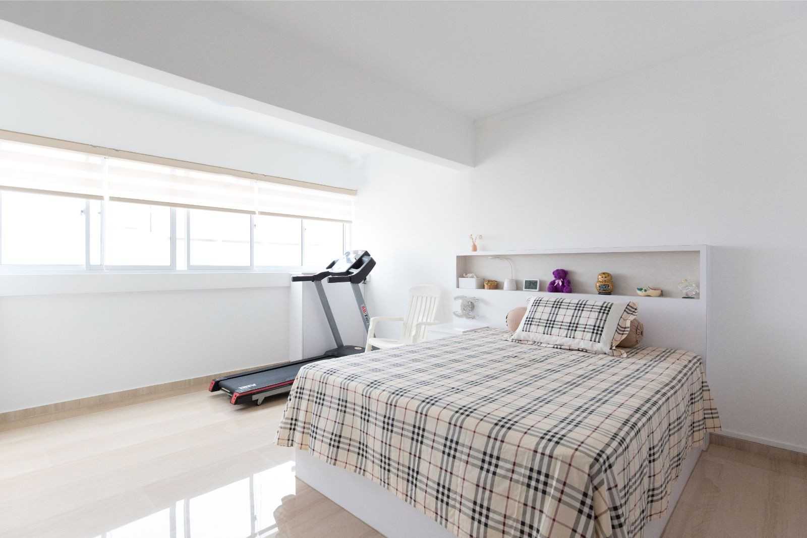 Minimalist Bedroom with Single Bed and Flooring