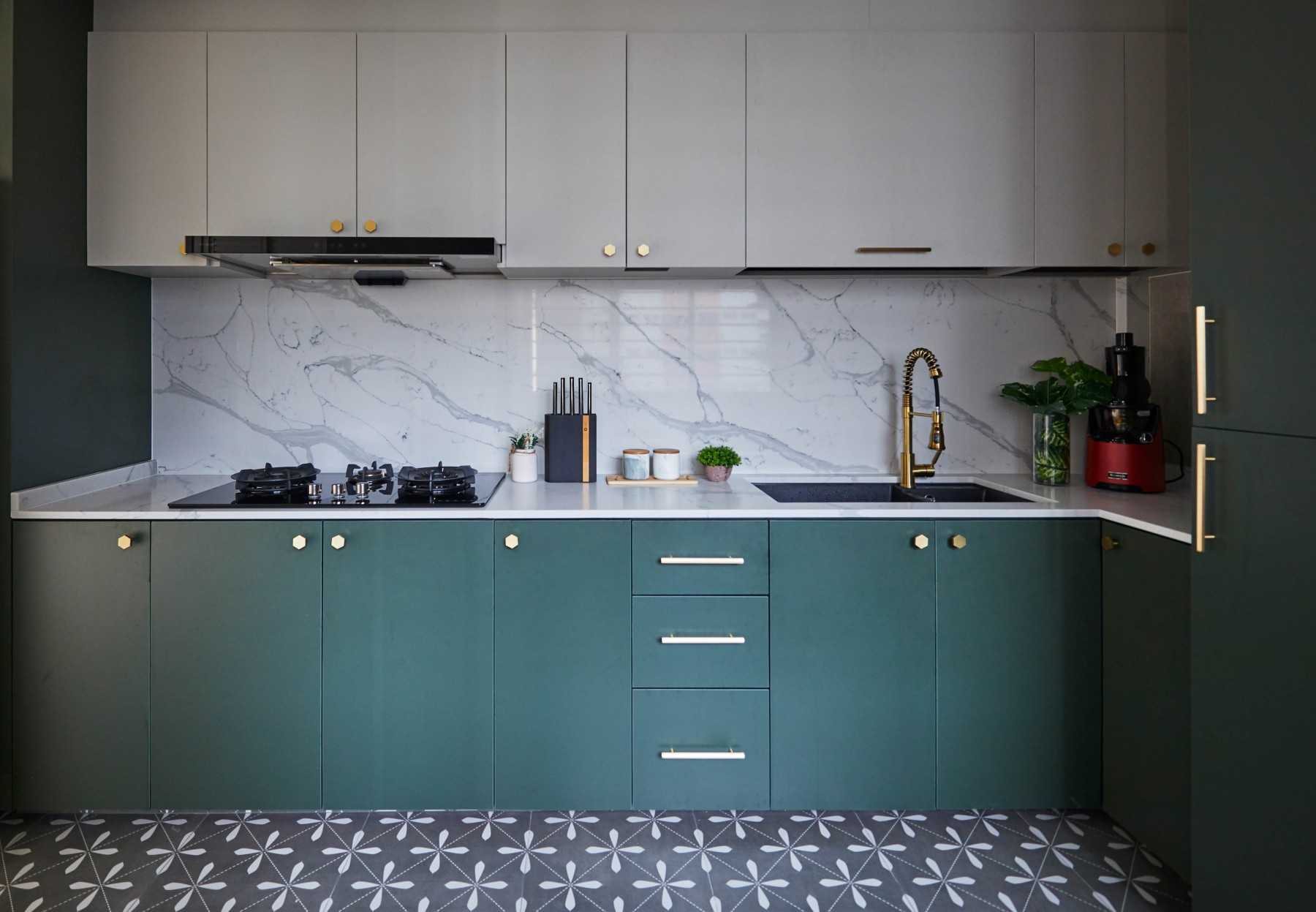 Contemporary Kitchen with Countertop and Open Kitchen