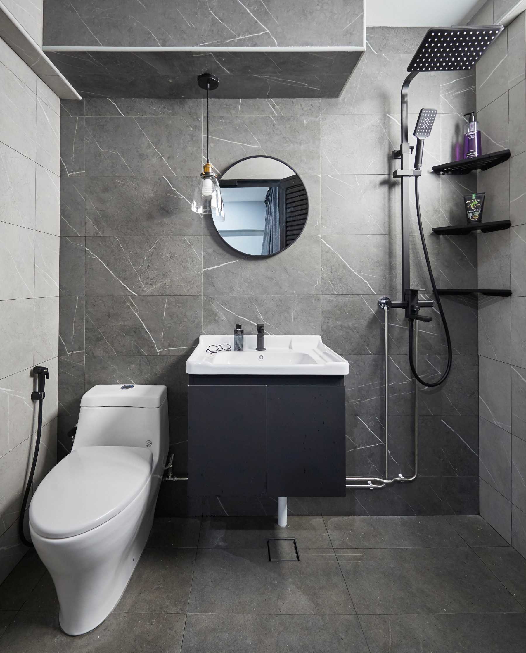 Contemporary Bathroom with Mirror and Bathroom Storage