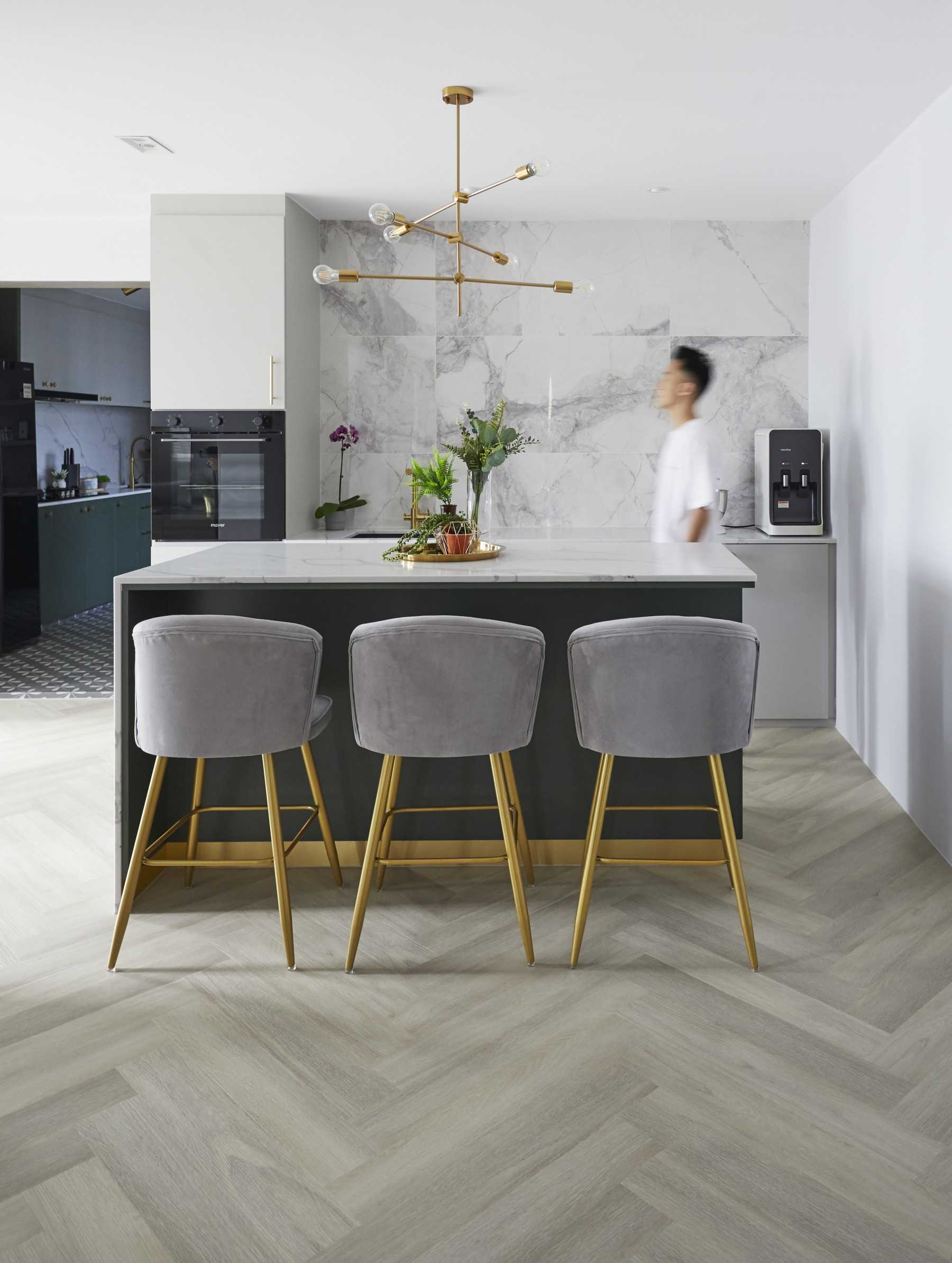 Contemporary Dining Room with Dining Table and Dining Chairs