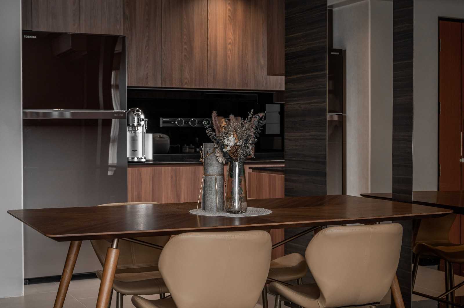 Contemporary Kitchen with Countertop and Homogeneous Tiles